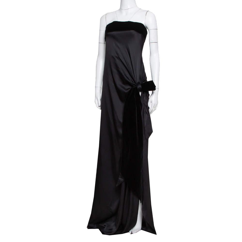 Made by expert hands into a design that is nothing short of wondrous, this strapless satin gown from Yves Saint Laurent Edition Soir is well-imagined and perfectly executed. It has a very artistic appeal with a thigh-high slit delicately held by a