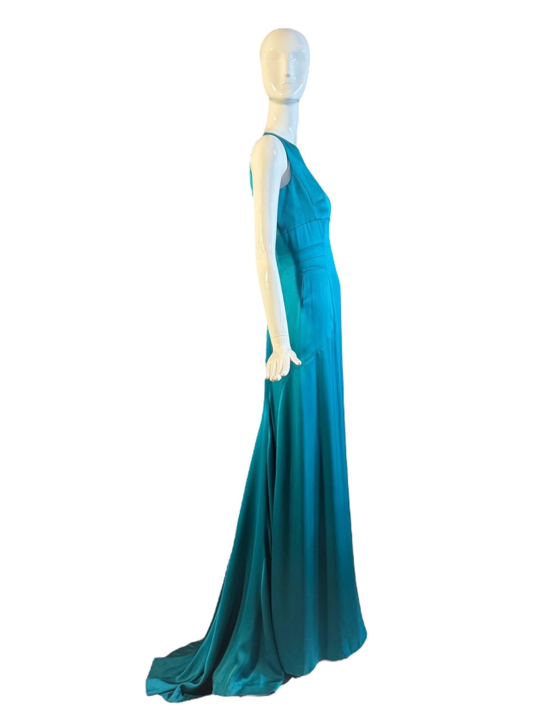 Cette robe Yves Saint Laurent Édition Soir, attribuée à l'automne-hiver 2009 sous la direction créative de Stefano Pilati, est un joyau rare des archives modernes d'YSL. Réalisée en satin de soie turquoise, la robe présente un corsage sculpté sans