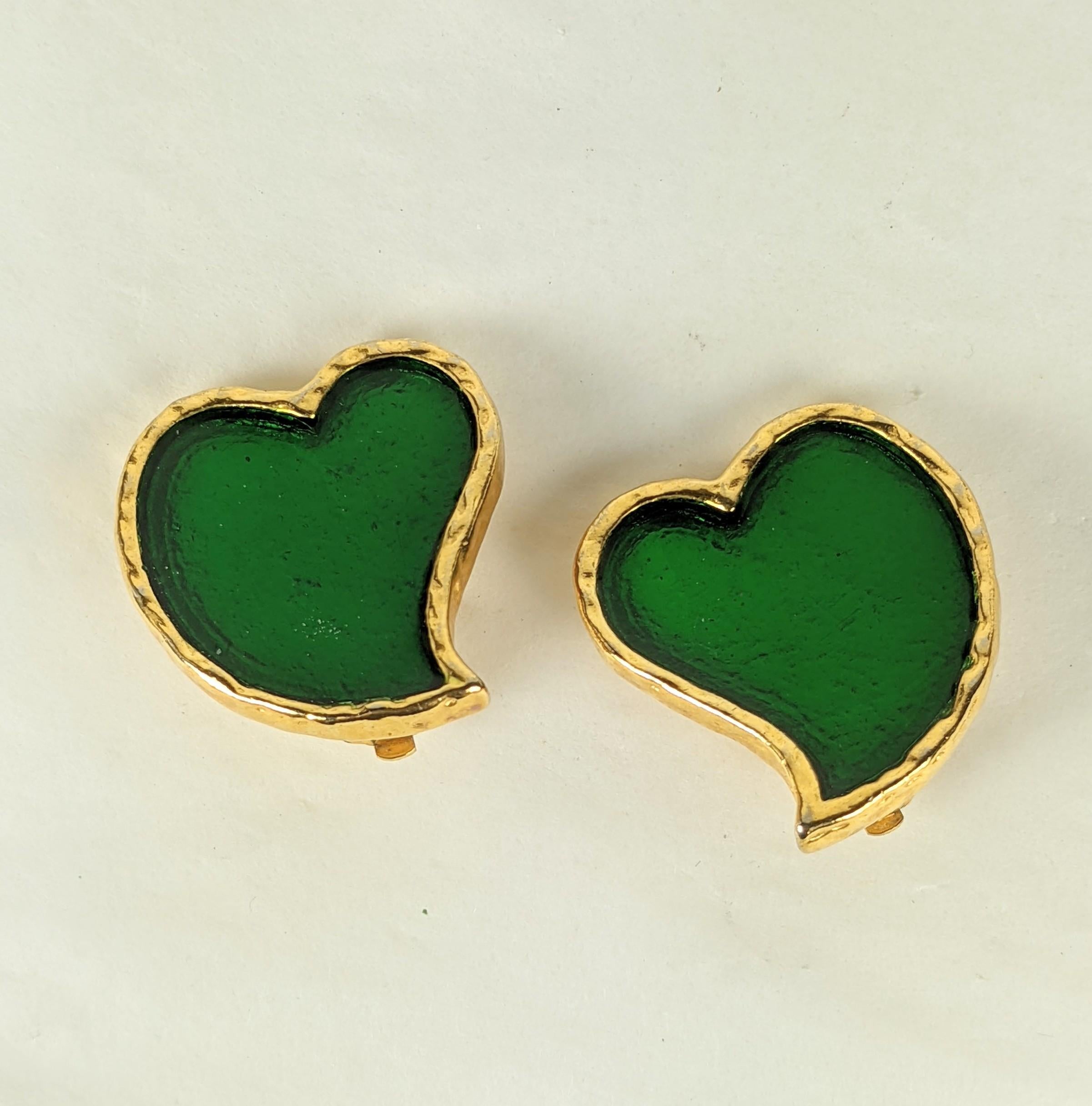 Yves Saint Laurent - Boucles d'oreilles cœur en émail Excellent état - En vente à New York, NY