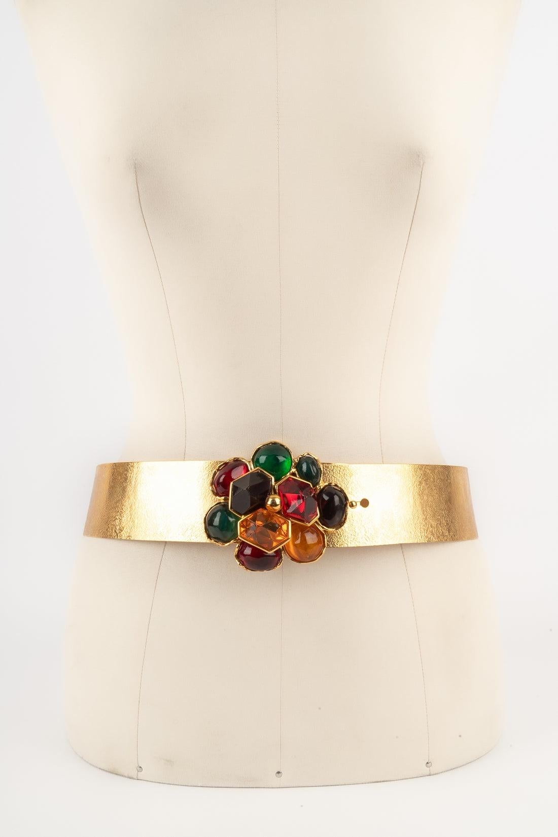 Yves Saint Laurent - (Made in France) Cintura in metallo dorato inciso con fibbia in metallo dorato e cabochon in resina multicolore.

Informazioni aggiuntive:
Condizioni: Ottime condizioni
Dimensioni: Lunghezza: da 80 cm a 86 cm

Riferimento del