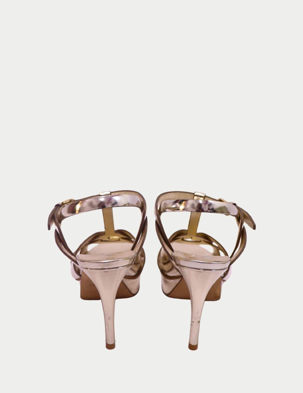 Saint Laurent Tribute Sandalias de plataforma doradas metalizadas - Tacones de diseño para mujer


Adéntrate en el glamour atemporal con estas sandalias de plataforma en oro metalizado Saint Laurent Tribute, una silueta emblemática que adoran los