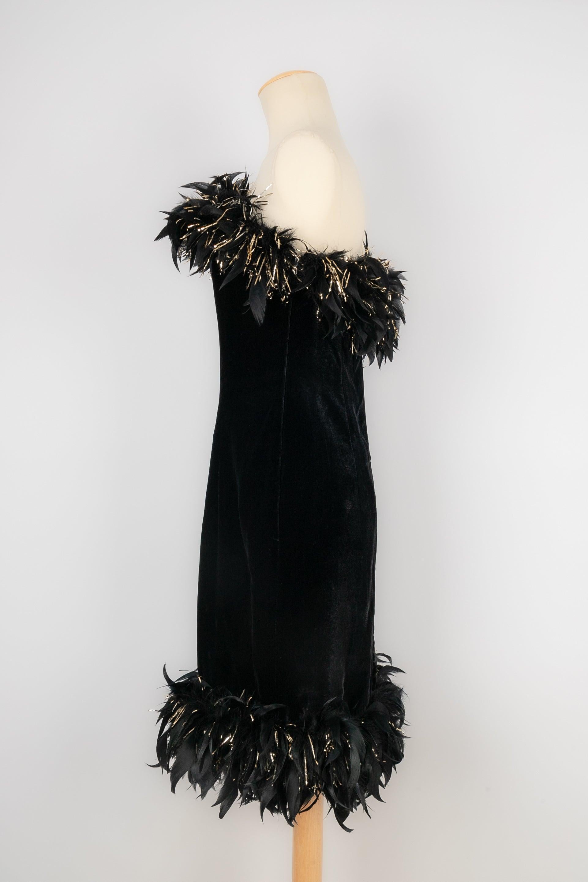 Yves Saint Laurent - (Fabricado en Francia) Vestido de noche de terciopelo negro ribeteado con mortadelas negras y tallos dorados. Talla 40FR indicada. Colección Primavera-Verano 1988.

Más información:
Estado: Muy buen estado
Dimensiones: Pecho: 48