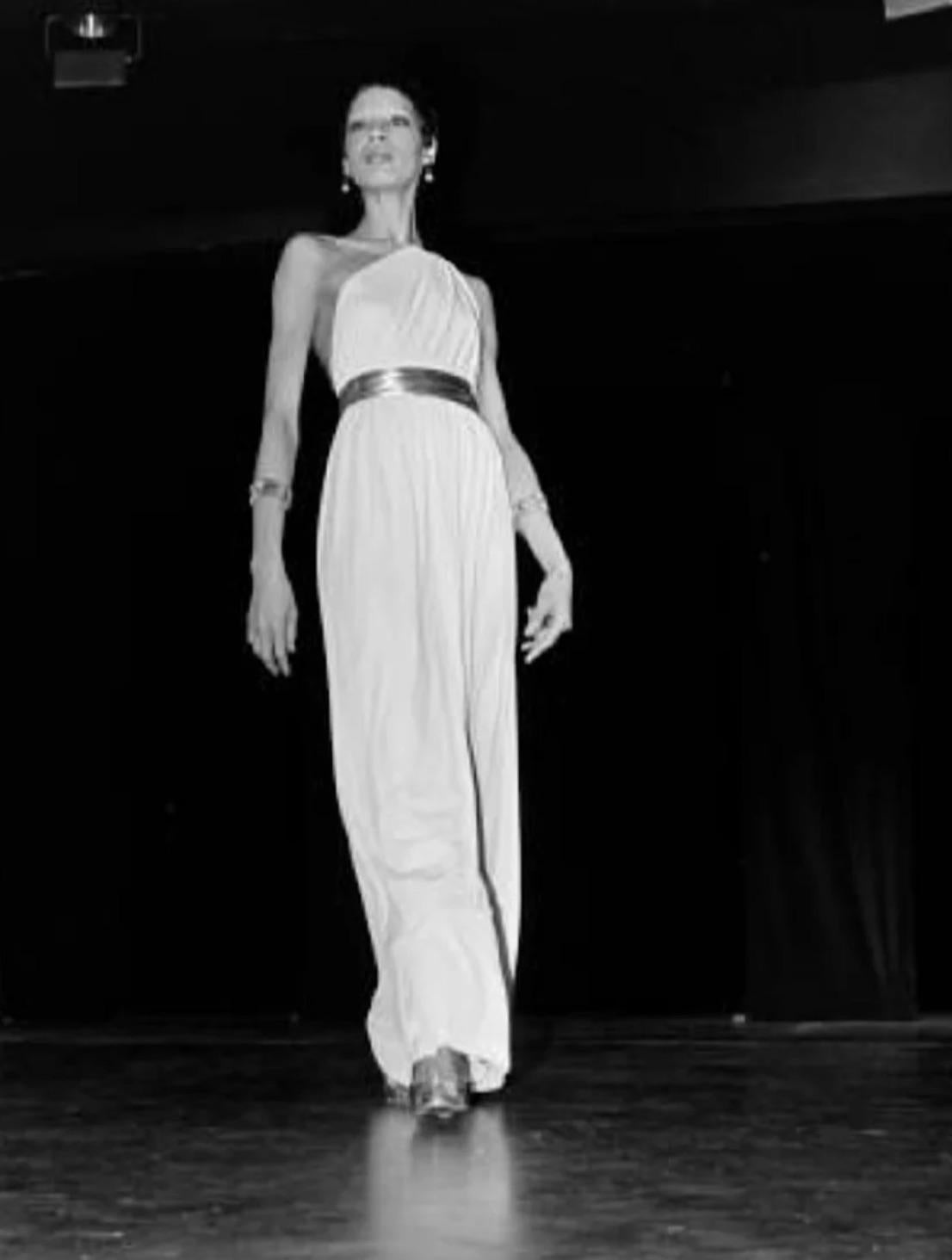 Yves Saint Laurent F/W 1975 Vintage Crema Oro Diosa Vestido Plisado en Bueno Estado en Jersey City, NJ