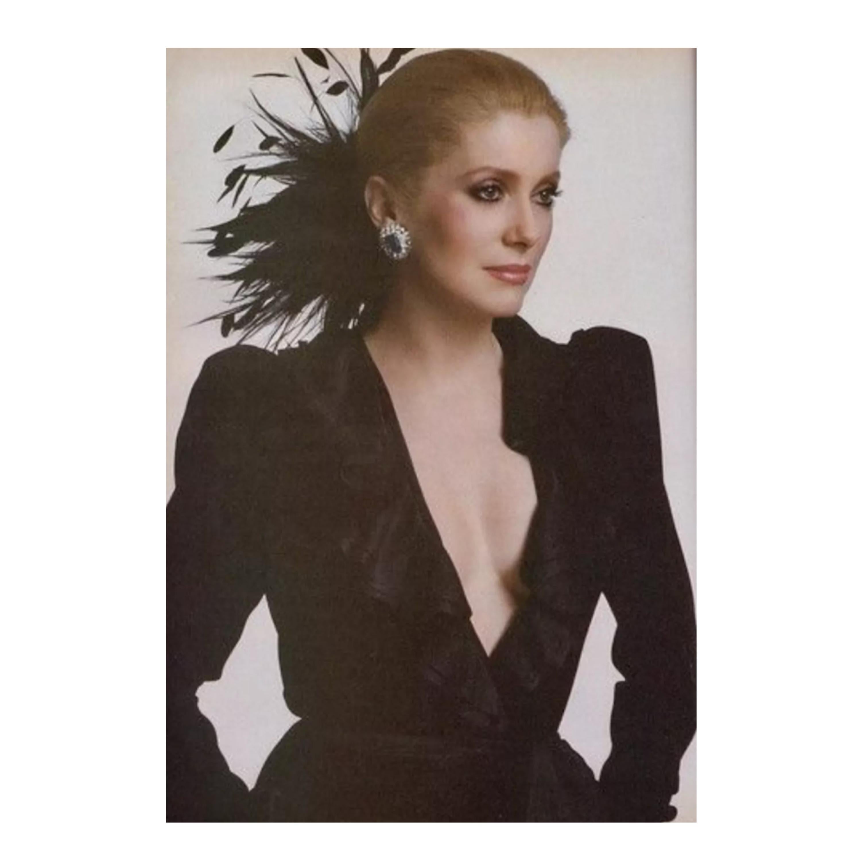 Yves Saint Laurent F/W 1982 Laufsteg dokumentiert Schwarzes Samtkleid mit gerafftem Kragen im Angebot 6