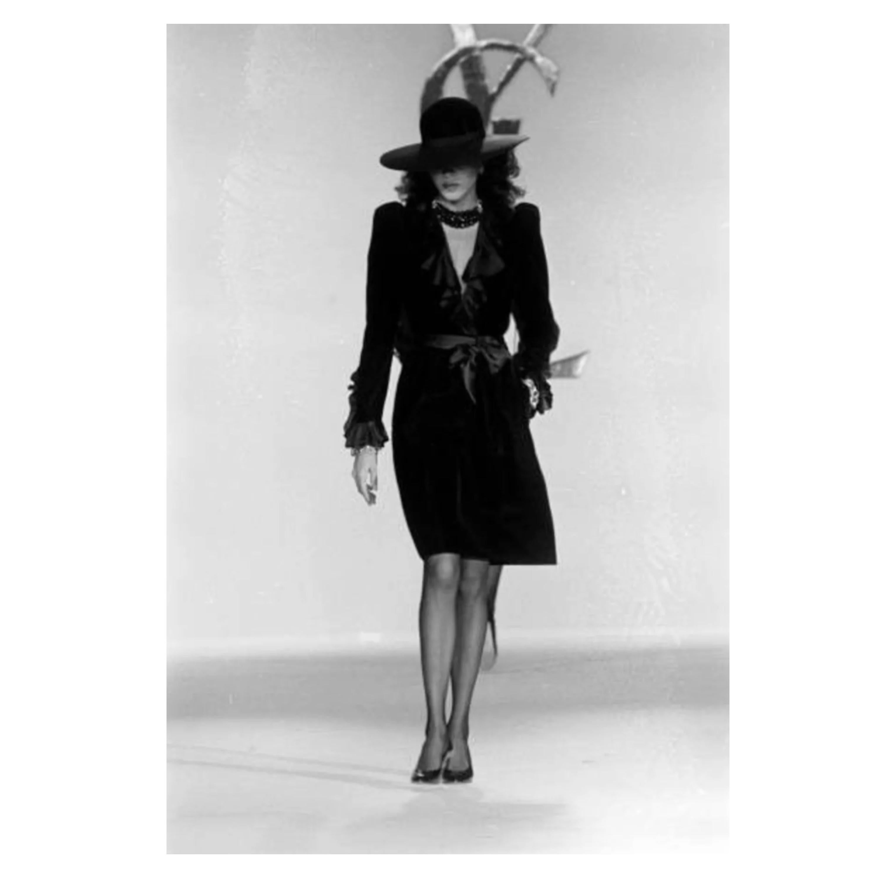 Yves Saint Laurent F/W 1982 Laufsteg dokumentiert Schwarzes Samtkleid mit gerafftem Kragen im Angebot 7