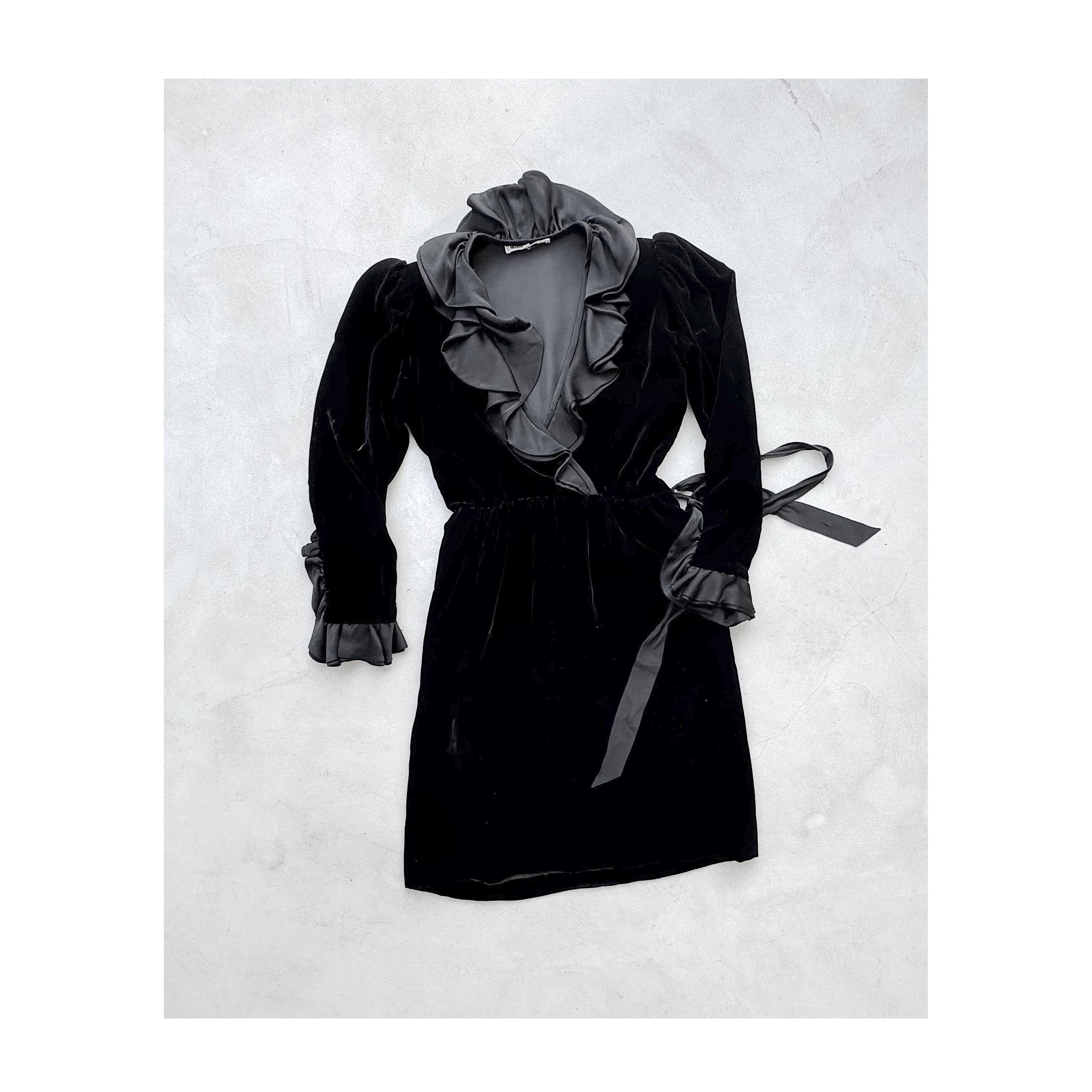 Yves Saint Laurent F/W 1982 Laufsteg dokumentiert Schwarzes Samtkleid mit gerafftem Kragen im Angebot 8