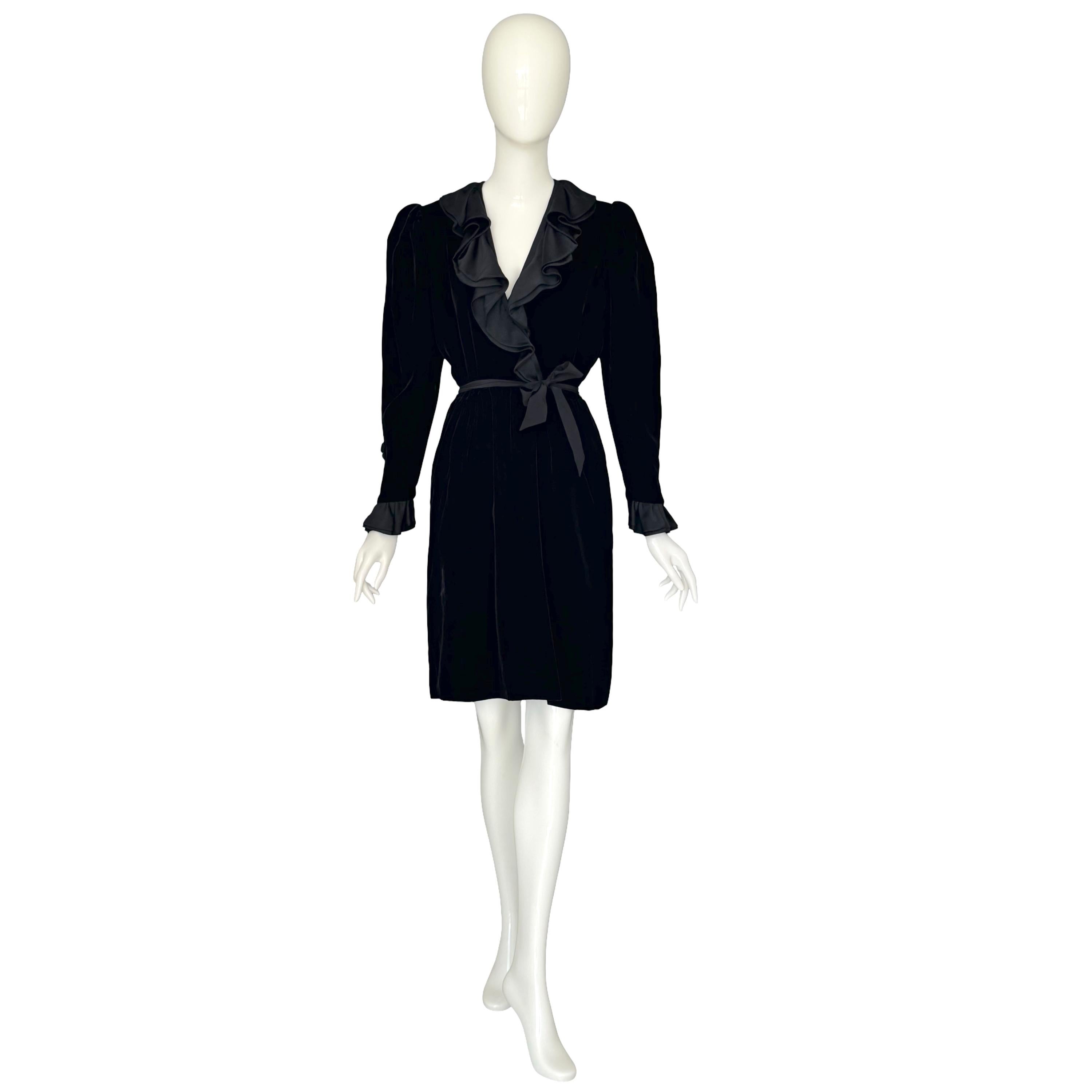 Yves Saint Laurent F/W 1982 Laufsteg dokumentiert Schwarzes Samtkleid mit gerafftem Kragen
Dieses wunderschöne Abendkleid aus den 1980er Jahren ist Yves Saint Laurent pur. Der Stil des Designers zeigt sich in der Schlichtheit und Raffinesse des