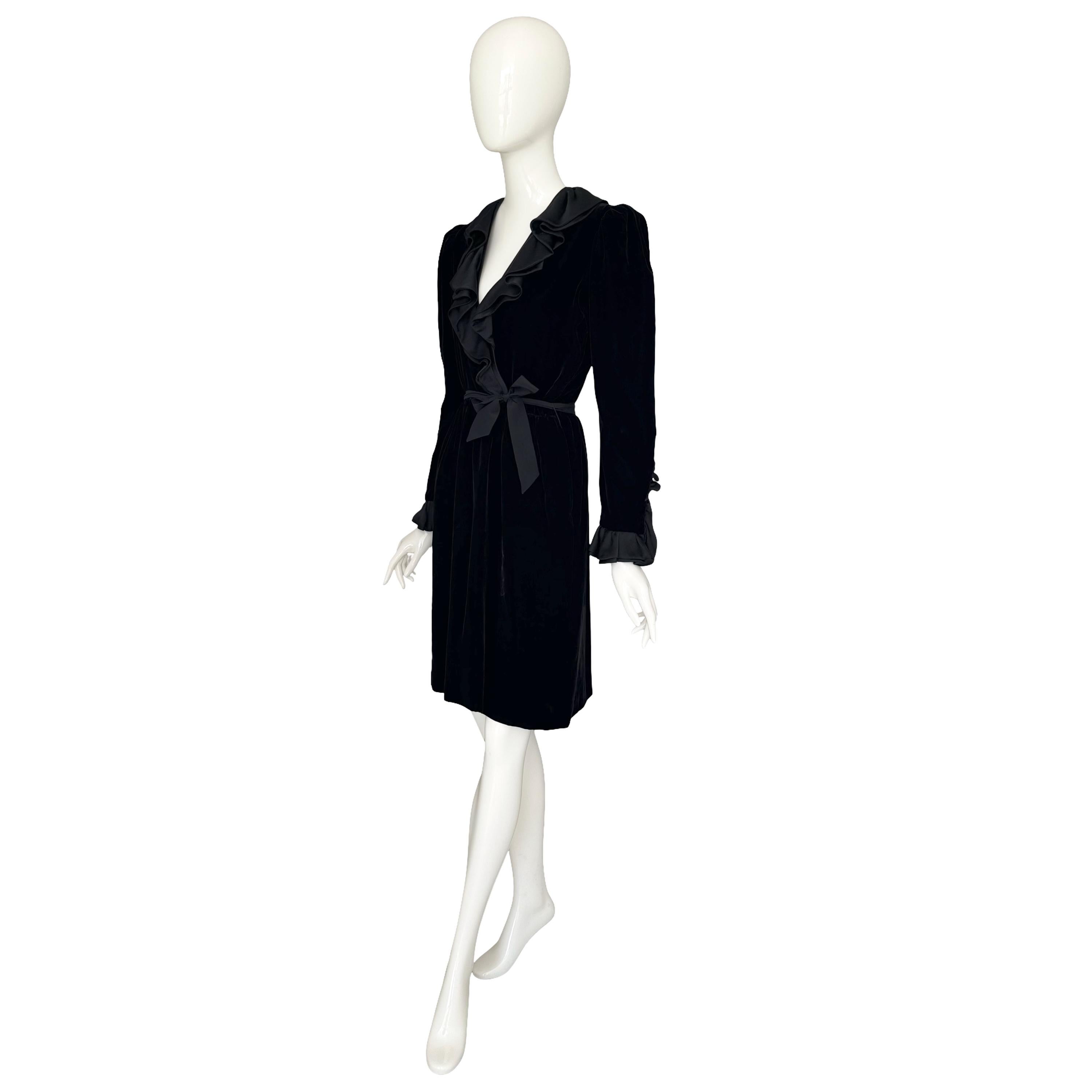 Yves Saint Laurent F/W 1982 Laufsteg dokumentiert Schwarzes Samtkleid mit gerafftem Kragen im Zustand „Gut“ im Angebot in Antwerpen, Vlaams Gewest