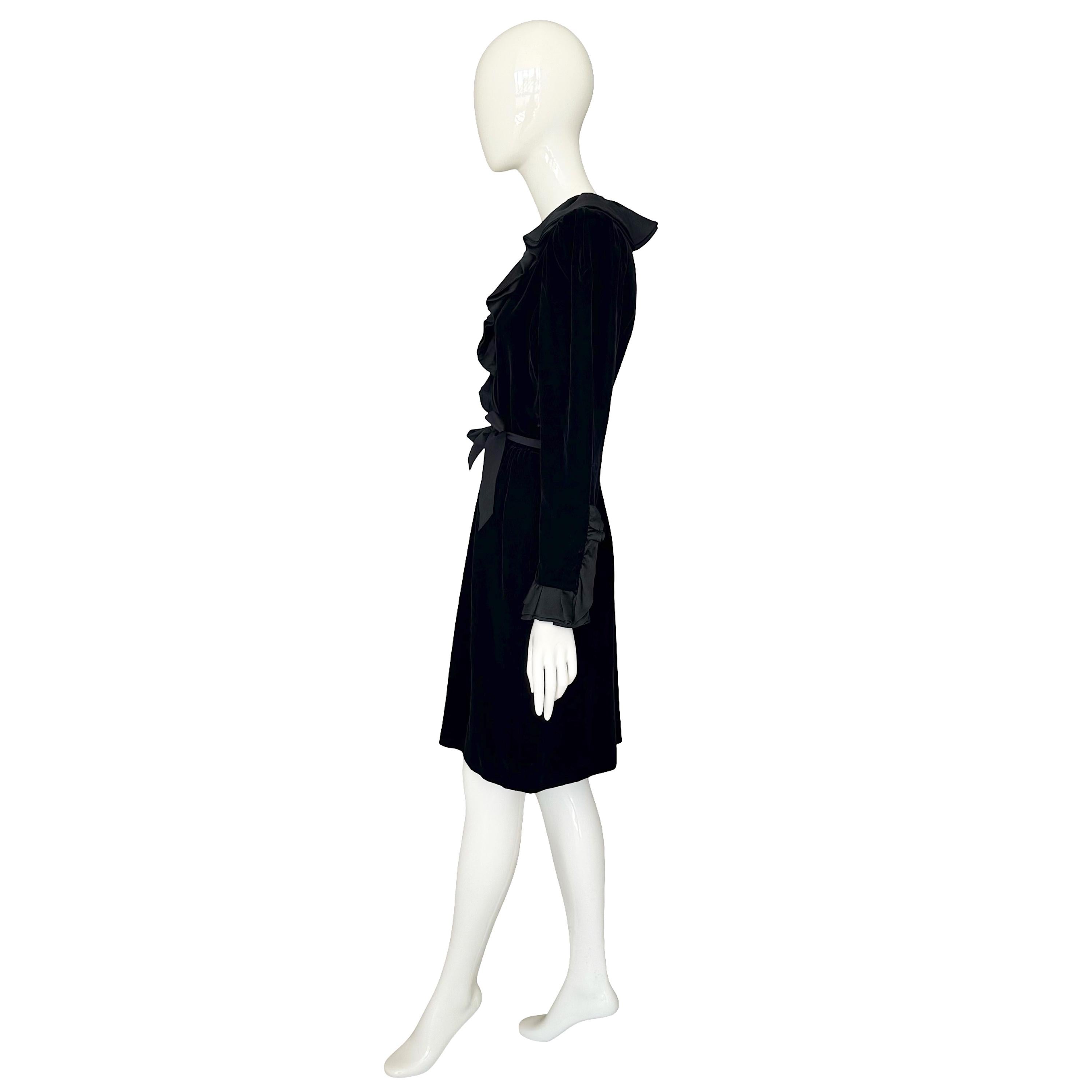 Yves Saint Laurent F/W 1982 Laufsteg dokumentiert Schwarzes Samtkleid mit gerafftem Kragen im Angebot 1