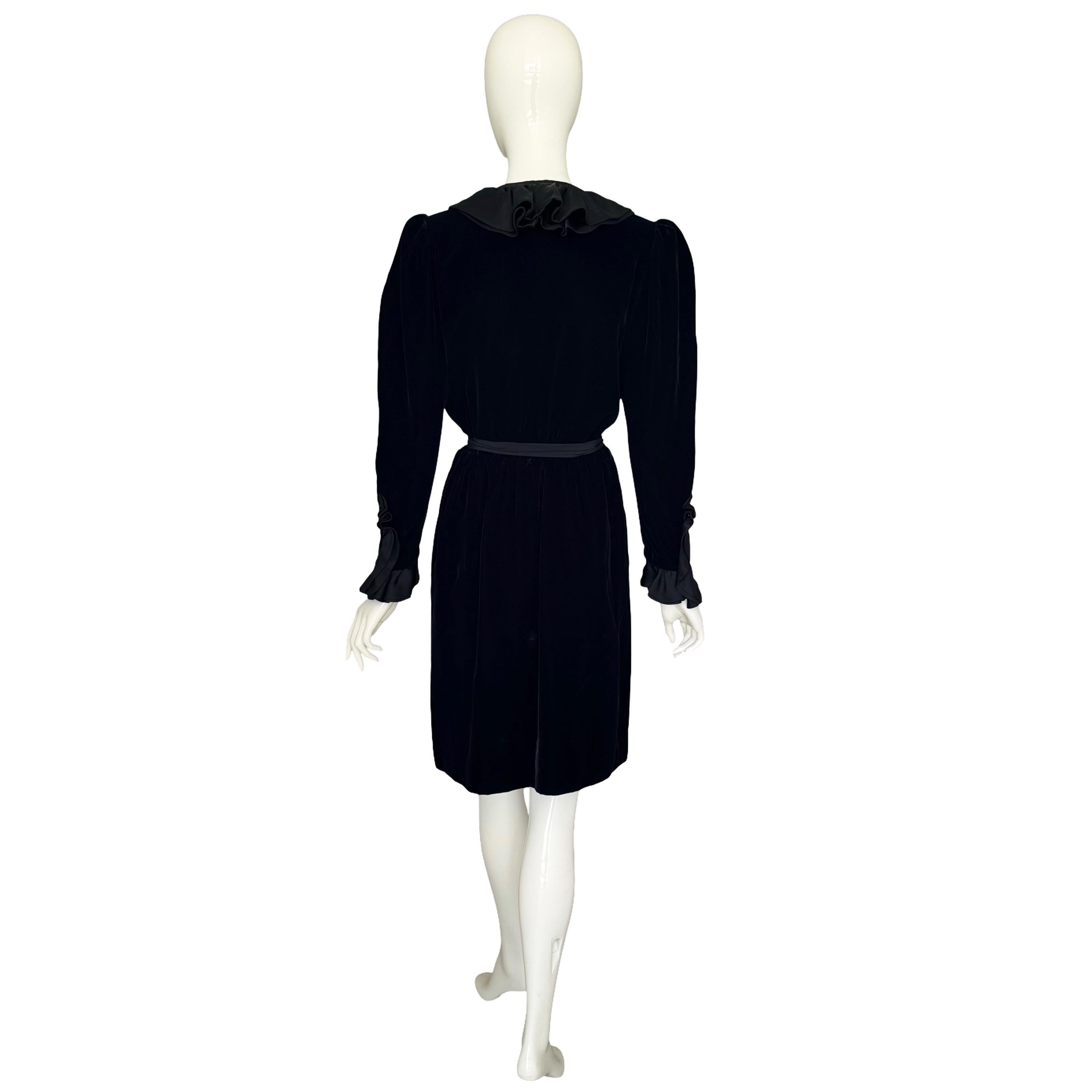 Yves Saint Laurent F/W 1982 Laufsteg dokumentiert Schwarzes Samtkleid mit gerafftem Kragen im Angebot 2