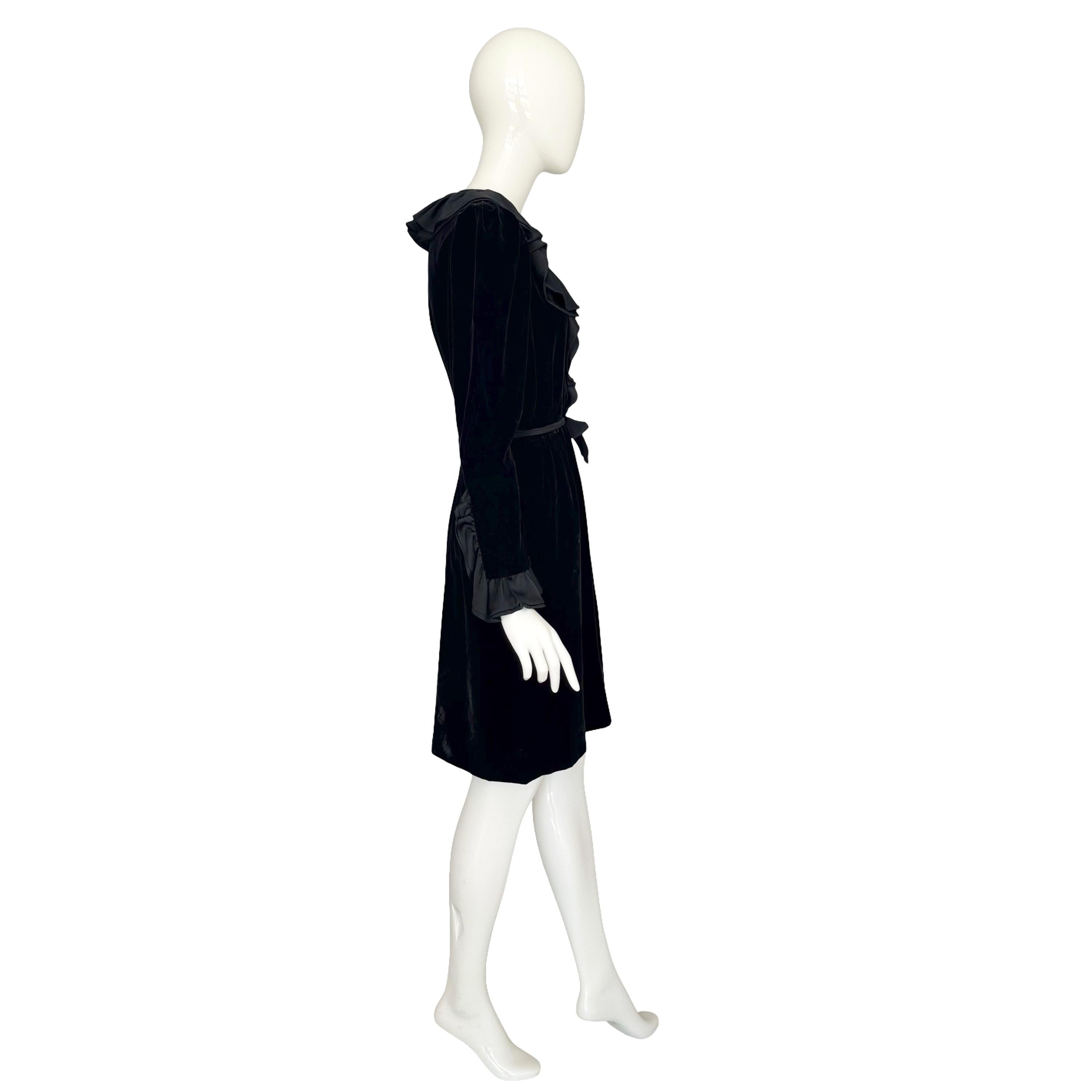 Yves Saint Laurent F/W 1982 Laufsteg dokumentiert Schwarzes Samtkleid mit gerafftem Kragen im Angebot 4