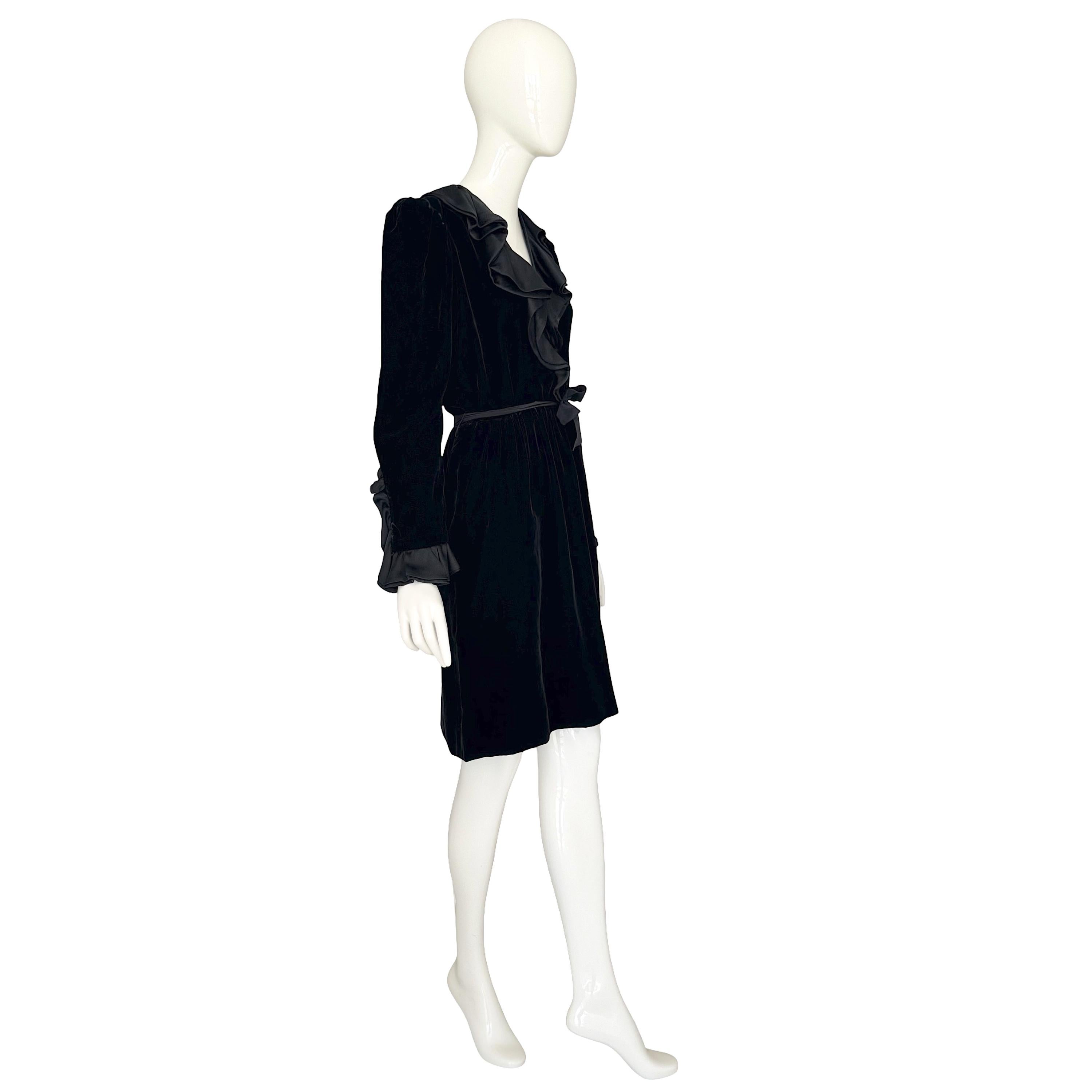 Yves Saint Laurent F/W 1982 Laufsteg dokumentiert Schwarzes Samtkleid mit gerafftem Kragen im Angebot 5