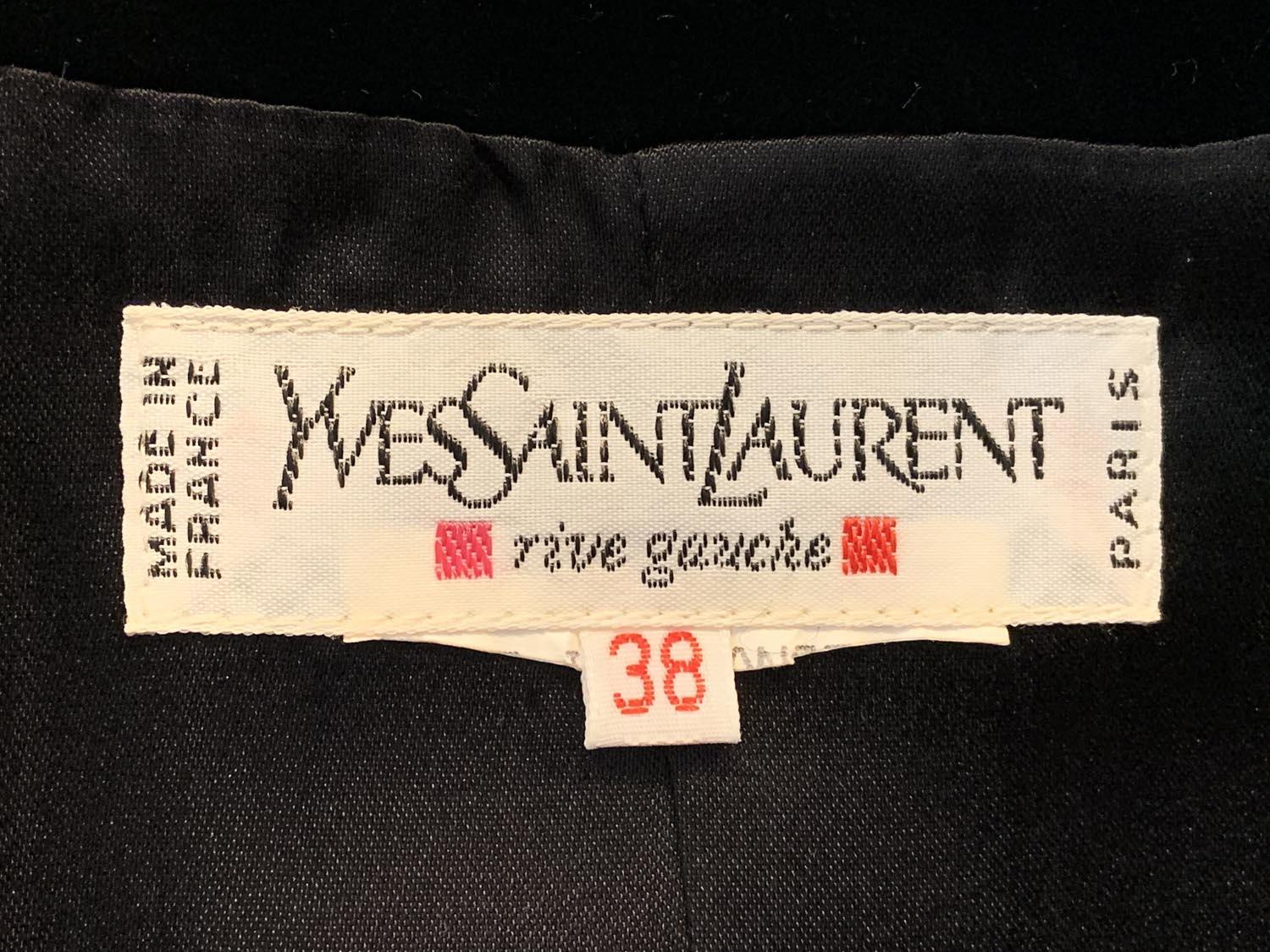 Yves Saint Laurent H/W 1990 Jacke aus schwarzem Samt mit Metallic-Goldbesatz  Französisch 38 im Angebot 4