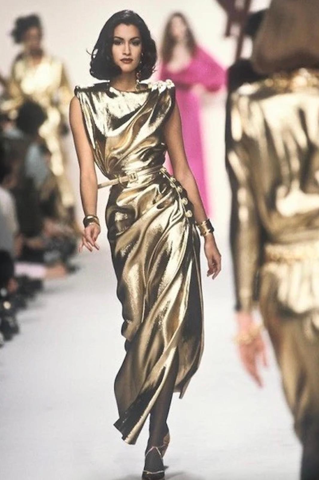 Dieses atemberaubende Kleid aus der Herbst/Winter-Kollektion 1991 von Yves Saint Laurent ist eine der denkwürdigsten Kreationen des Designers. Ein ähnliches Kleid wurde von Yasmeen Ghauri auf dem Laufsteg getragen und später in dem Buch Yves Saint