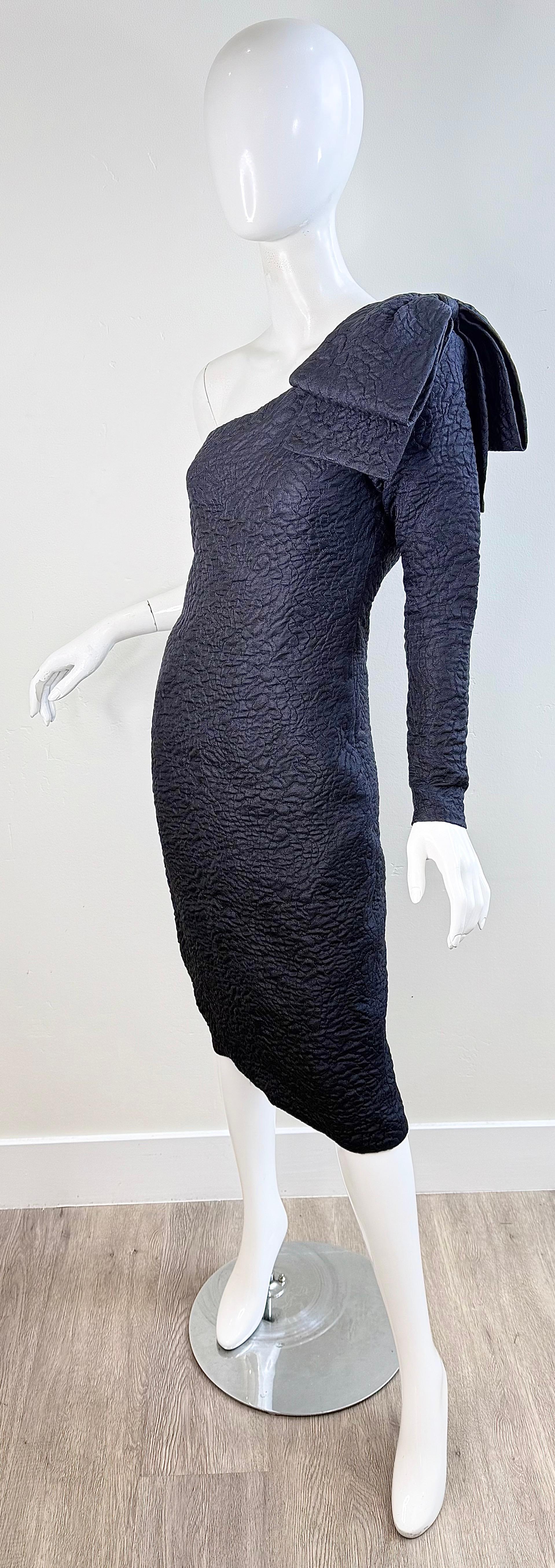 Yves Saint Laurent Herbst 1988 Schwarzes Ein-Schulter-Kleid mit strukturierter Schleife Vintage By YSL im Angebot 10