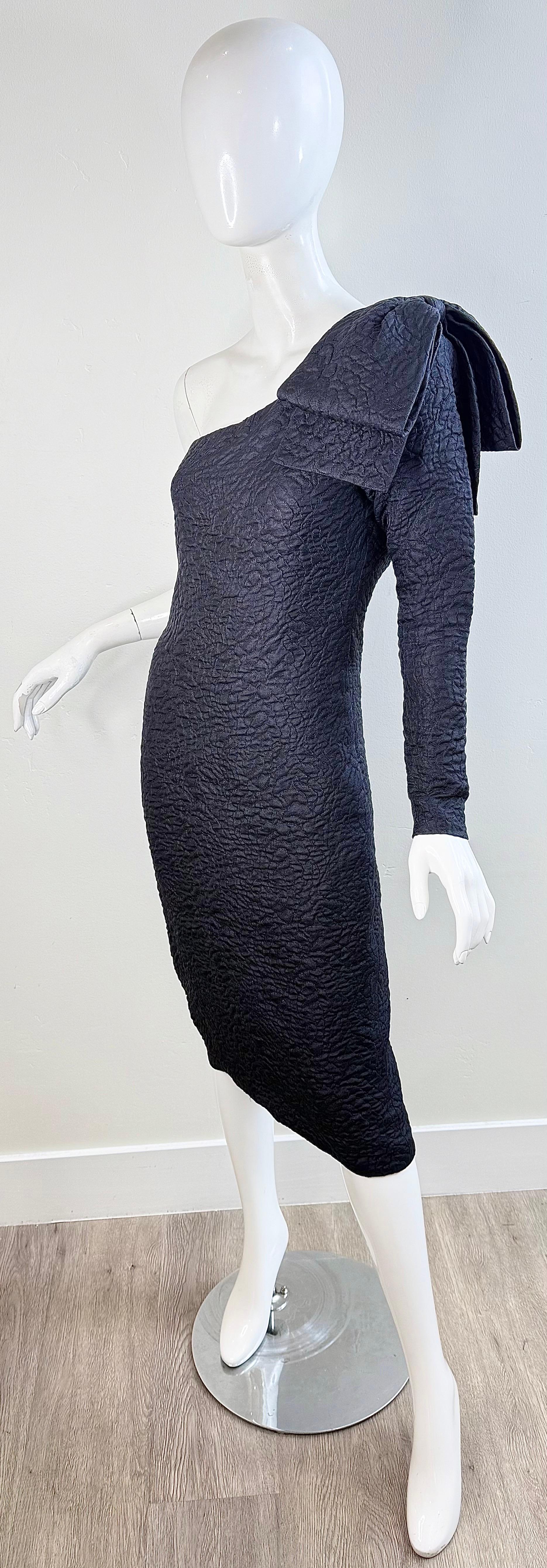 Yves Saint Laurent Herbst 1988 Schwarzes Ein-Schulter-Kleid mit strukturierter Schleife Vintage By YSL im Angebot 14