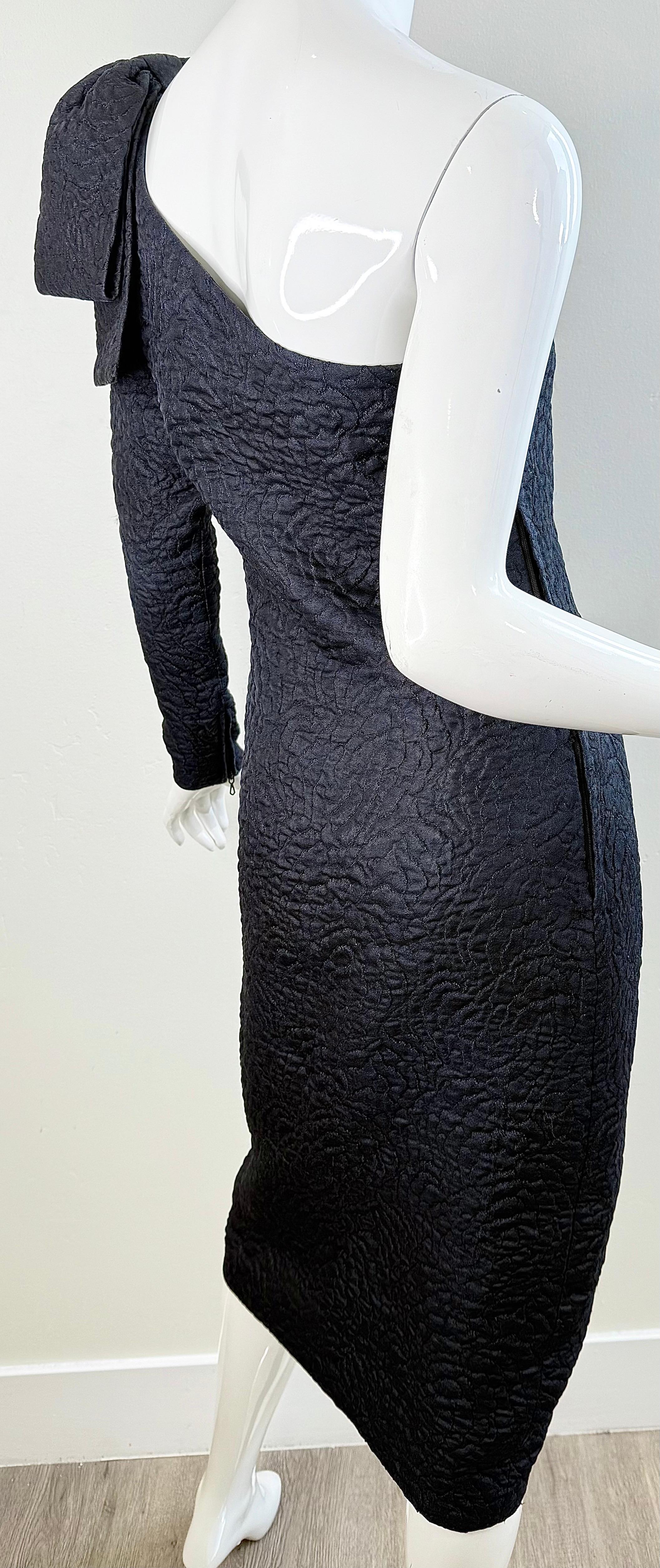 Ein dramatisches und architektonisches Yves Saint Laurent Rive Gauche-Cocktailkleid aus der Herbst/Winter-Kollektion 1988 mit der für Saint Laurent typischen skulpturalen Schulterschleife der späten 1980er Jahre. Diese Epoche ist bekannt für ihre