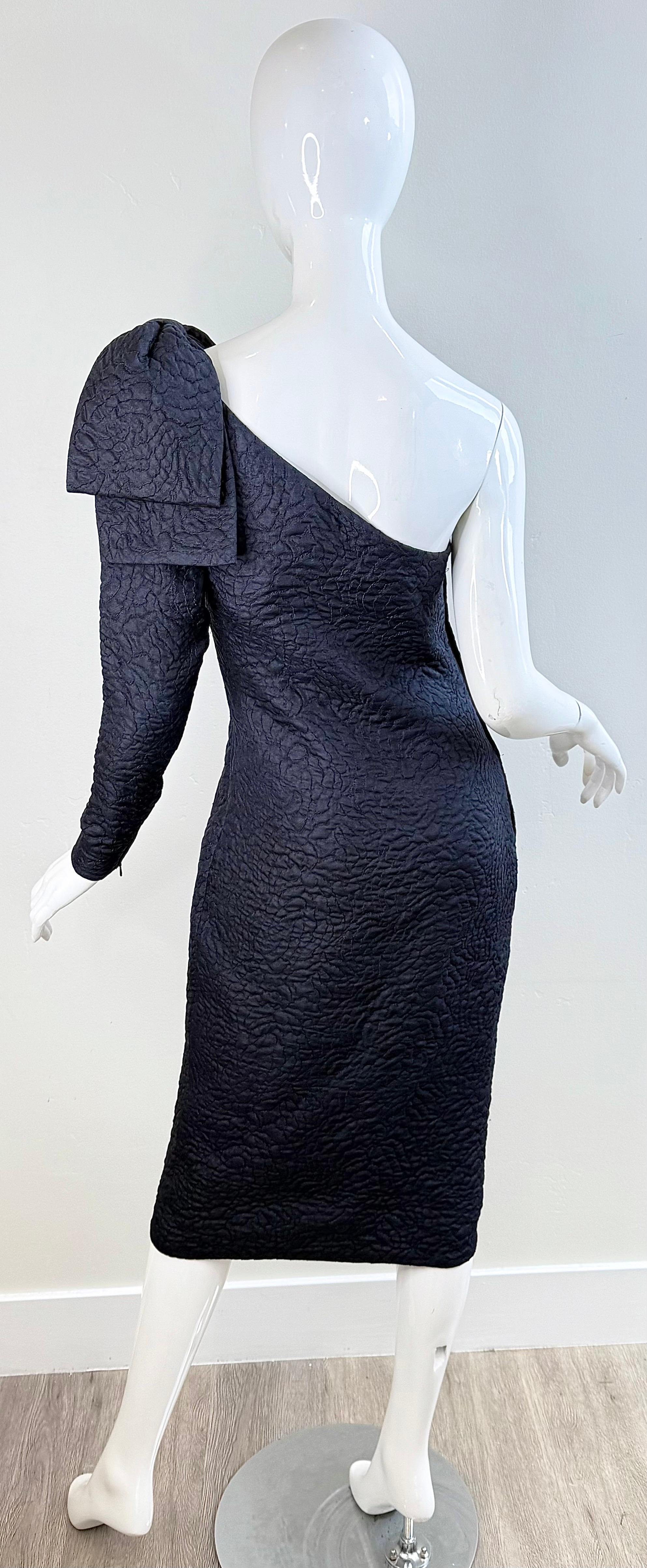 Yves Saint Laurent Herbst 1988 Schwarzes Ein-Schulter-Kleid mit strukturierter Schleife Vintage By YSL im Zustand „Hervorragend“ im Angebot in San Diego, CA