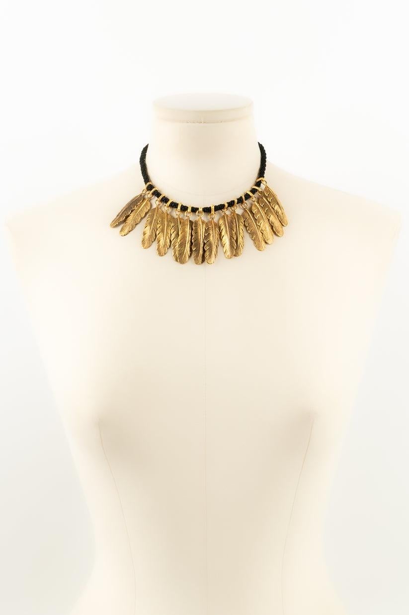 Yves Saint Laurent - Short necklace in black trimmings and charms in gold-plated metal.

Additional information:
Condition: Very good condition
Dimensions: Length: 36 cm

Seller Reference: BC191