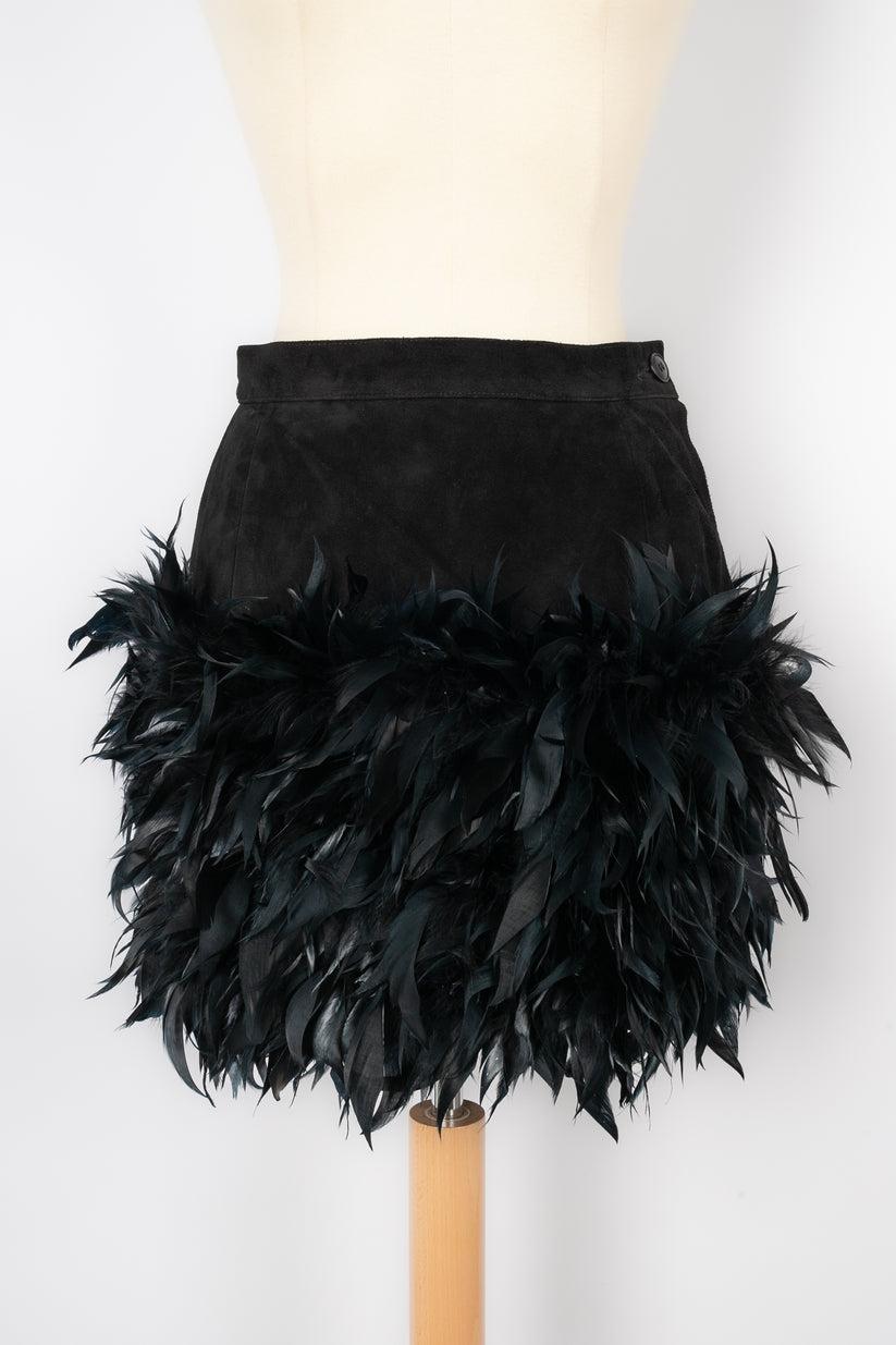 Yves Saint Laurent - (Made in France) Black suede skirt with ostrich feathers. 38FR size indicated.

Additional information:
Condition: Very good condition
Dimensions: Waist: 32 cm - Hips: 40 cm - Length: 40 cm

Seller Reference: FJ95