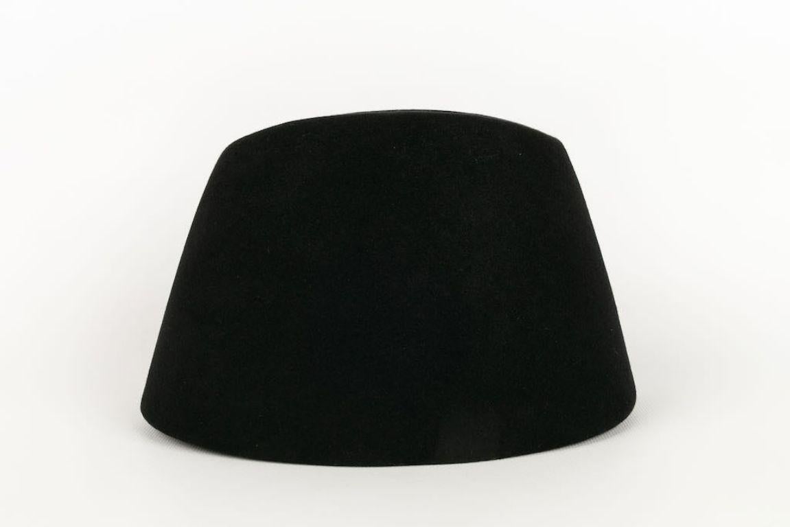 Yves Saint Laurent Fez Hat in Black Felt In Excellent Condition In SAINT-OUEN-SUR-SEINE, FR