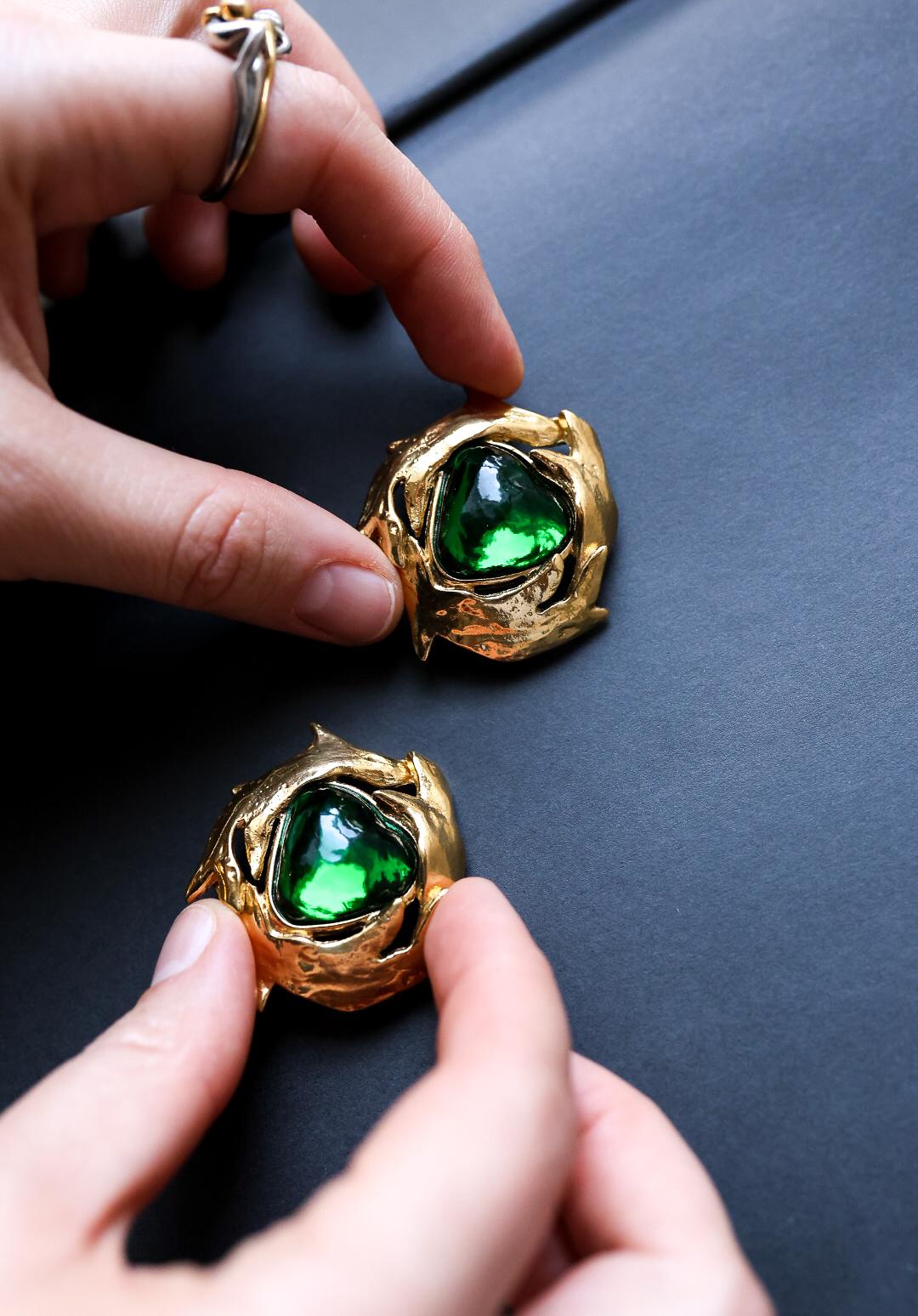 Donna Orecchini a clip Yves Saint Laurent 