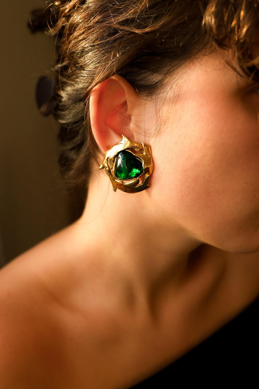 Un eccezionale paio di orecchini a clip di Yves Saint Laurent 