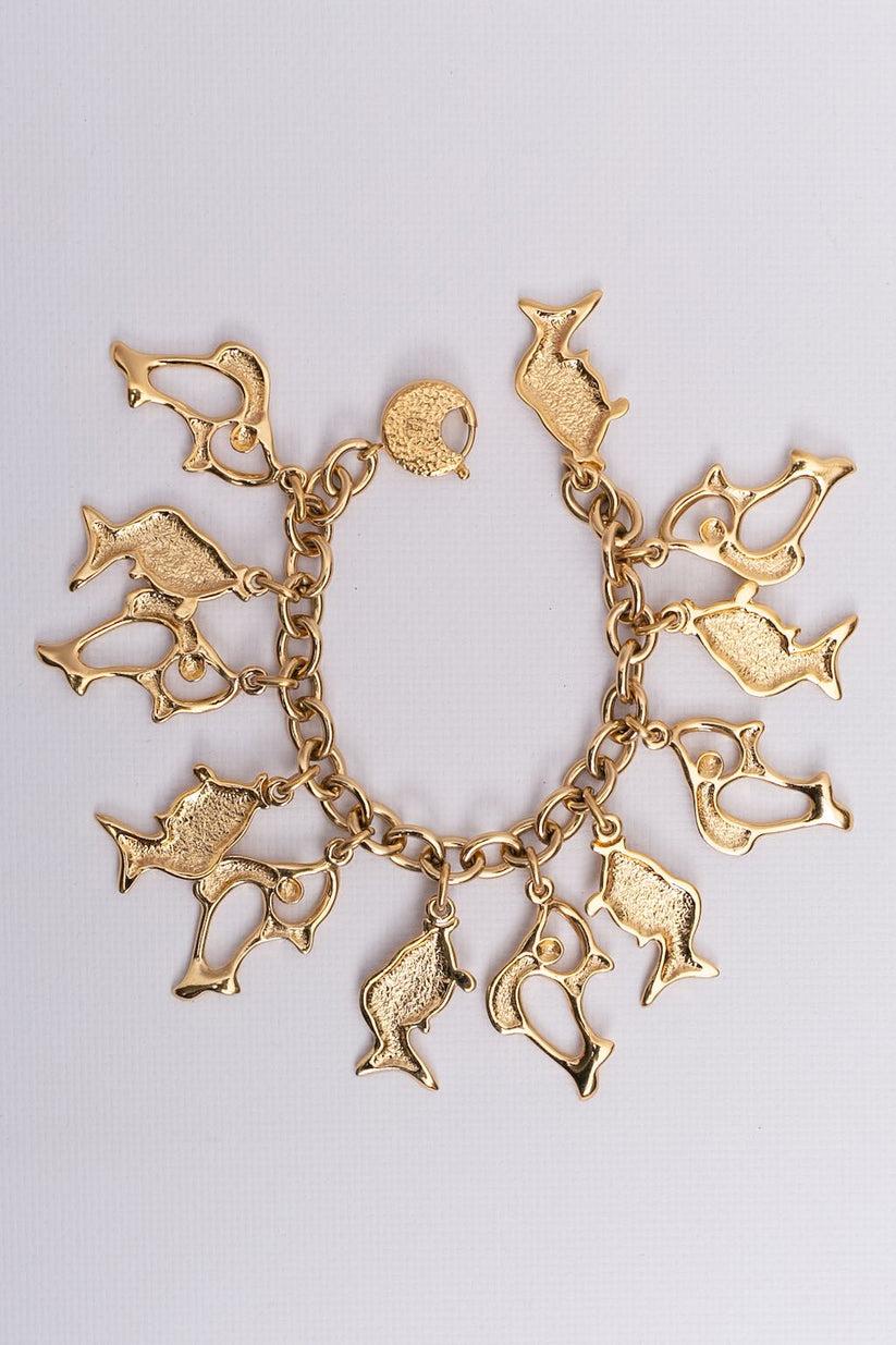 Yves Saint Laurent (Made in France) Gilded metal bracelet composed of elements representing abstract fish.

Additional information:

Dimensions: 
Length: 21 cm (8.26