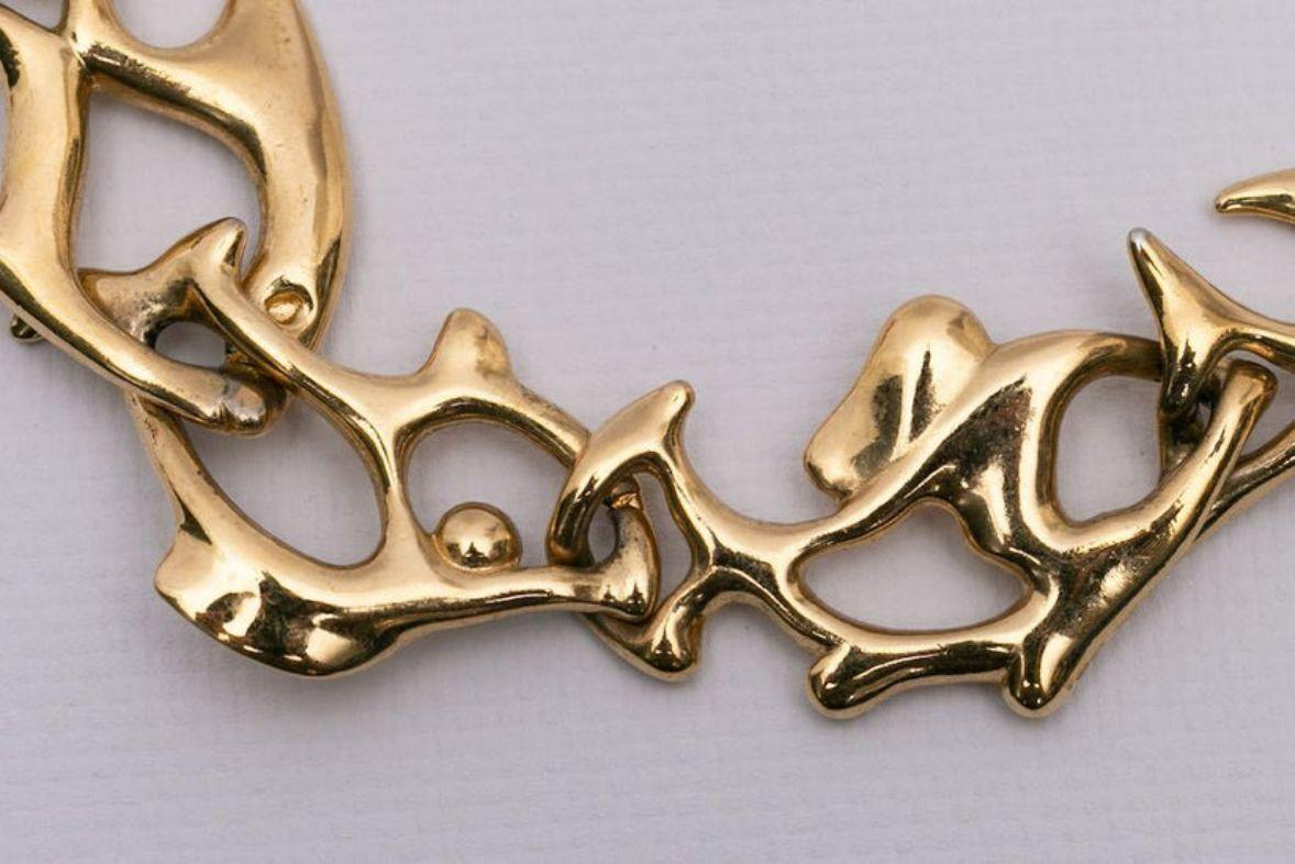 Yves Saint Laurent Collier de poissons en métal doré en vente 1