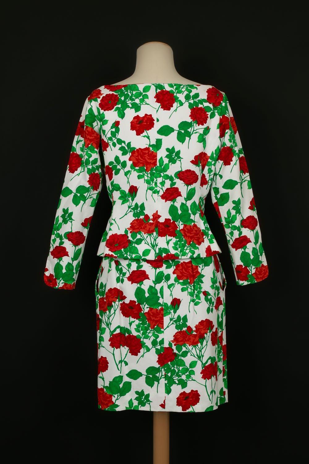 Yves Saint Laurent - (Made in France) Ensemble composé d'une jupe et d'une veste à imprimé floral. Taille indiquée 42FR.

Informations complémentaires : 
Dimensions : Veste : Largeur des épaules : 42 cm, Poitrine : 44 cm, Longueur des manches : 55