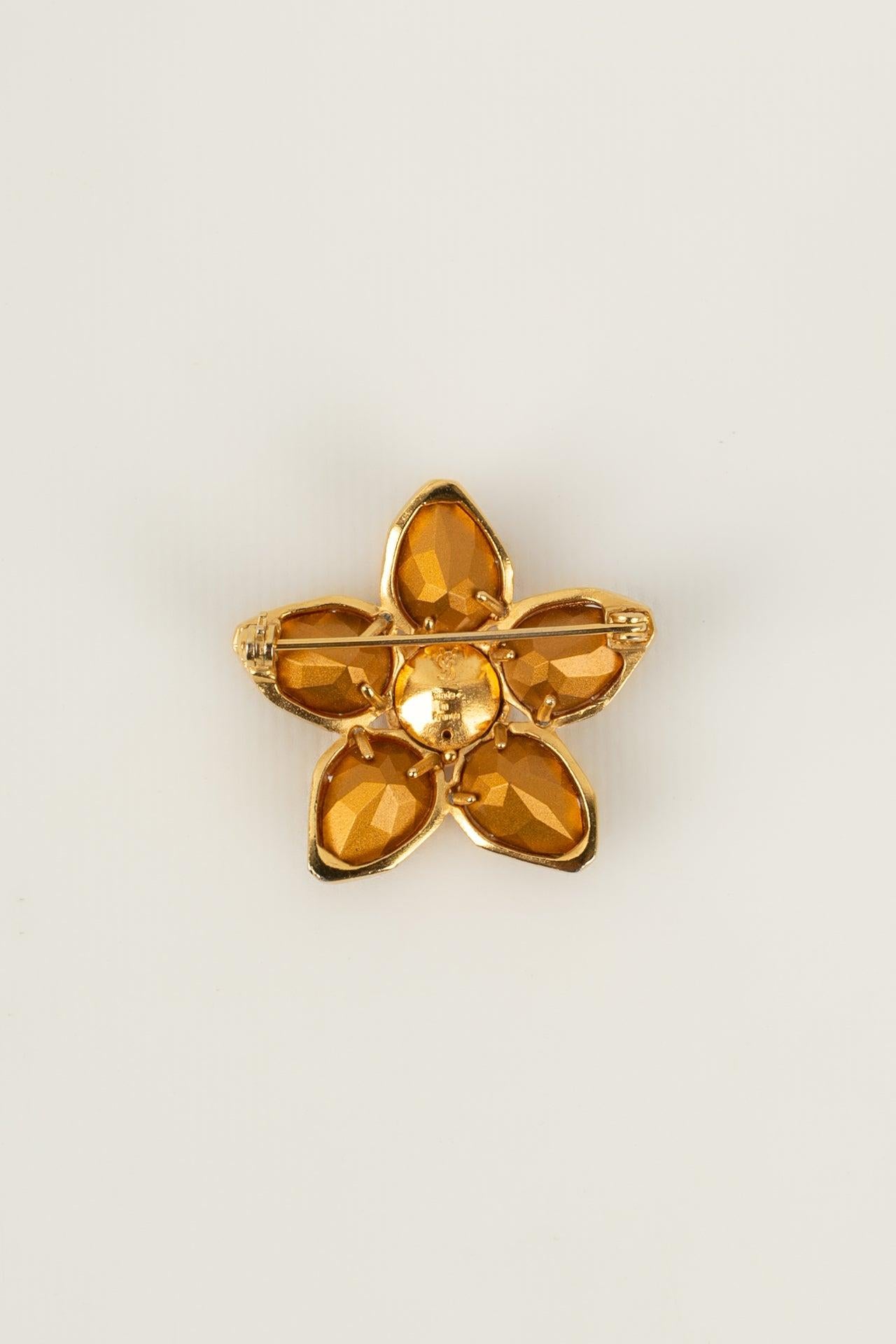 Yves Saint Laurent - (Made in France) Flower brooch in gold-plated metal ornamented with rhinestones.

Additional information:
Condition: Very good condition
Dimensions: Height: 4 cm

Seller Reference: BR98
