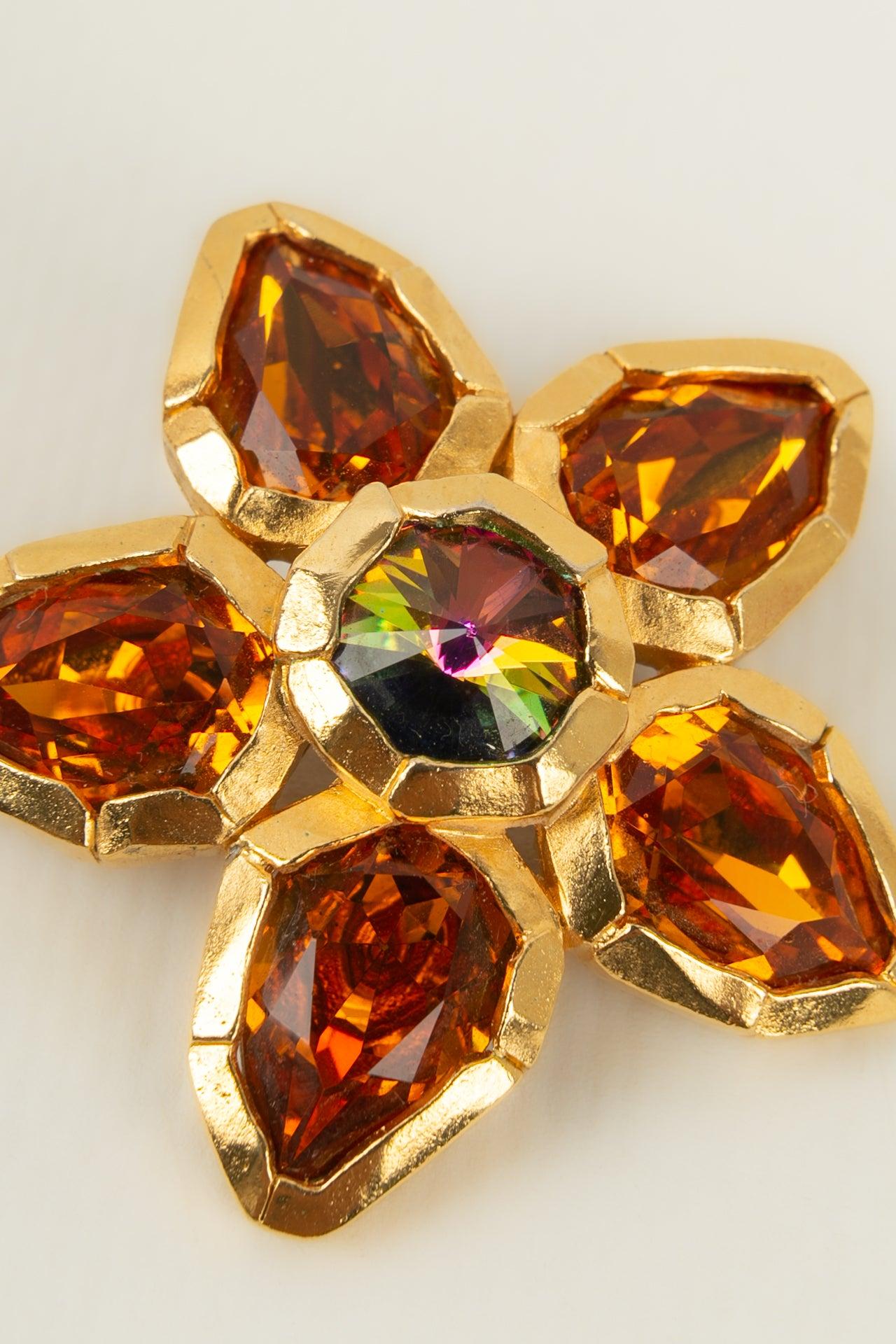 Yves Saint Laurent Flower Brooch in Gold-Plated Metal In Excellent Condition For Sale In SAINT-OUEN-SUR-SEINE, FR
