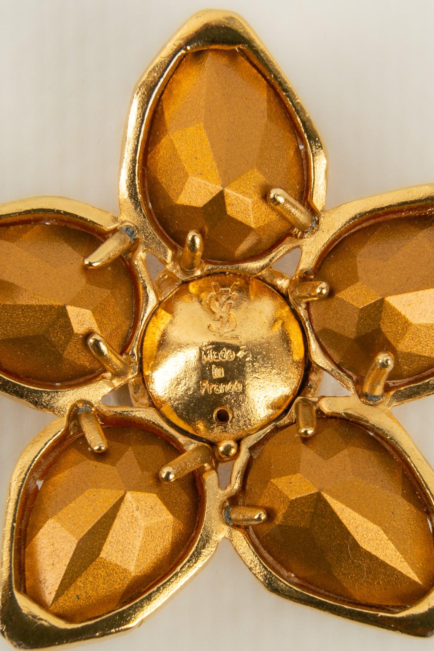 Women's Yves Saint Laurent Flower Brooch in Gold-Plated Metal For Sale