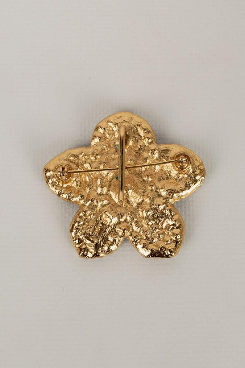 Yves Saint Laurent Flower Brooch in Golden Metal and Rhinestone In Good Condition For Sale In SAINT-OUEN-SUR-SEINE, FR