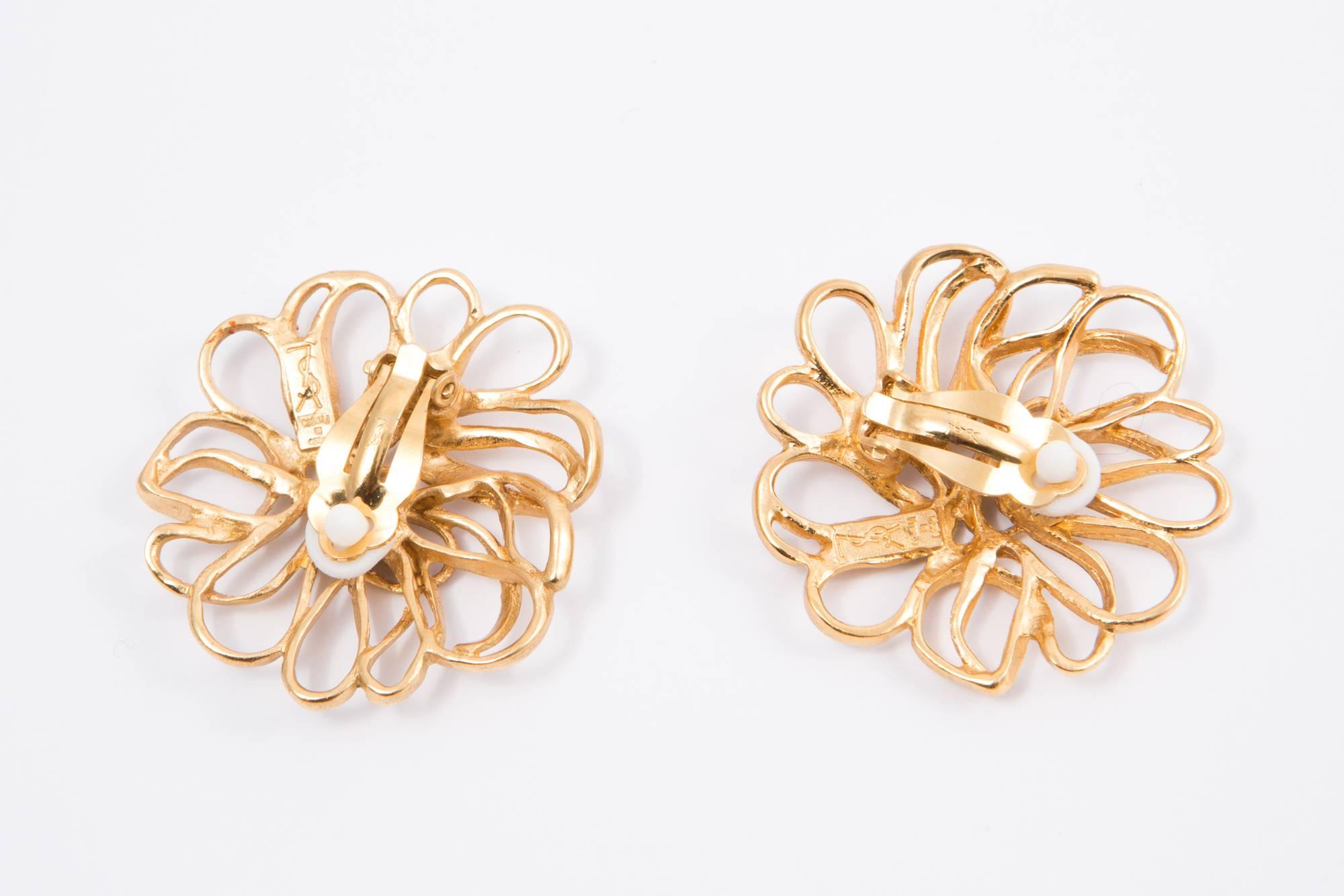 Yves Saint Laurent flower gold tone metal earrings featuring a clip on fastening, back plaque logo YSL.
1,9 in. (5cm) X 1,9 in. (5cm)
 In excellent vintage condition. Made in France.  
We guarantee you will receive this gorgeous item as described