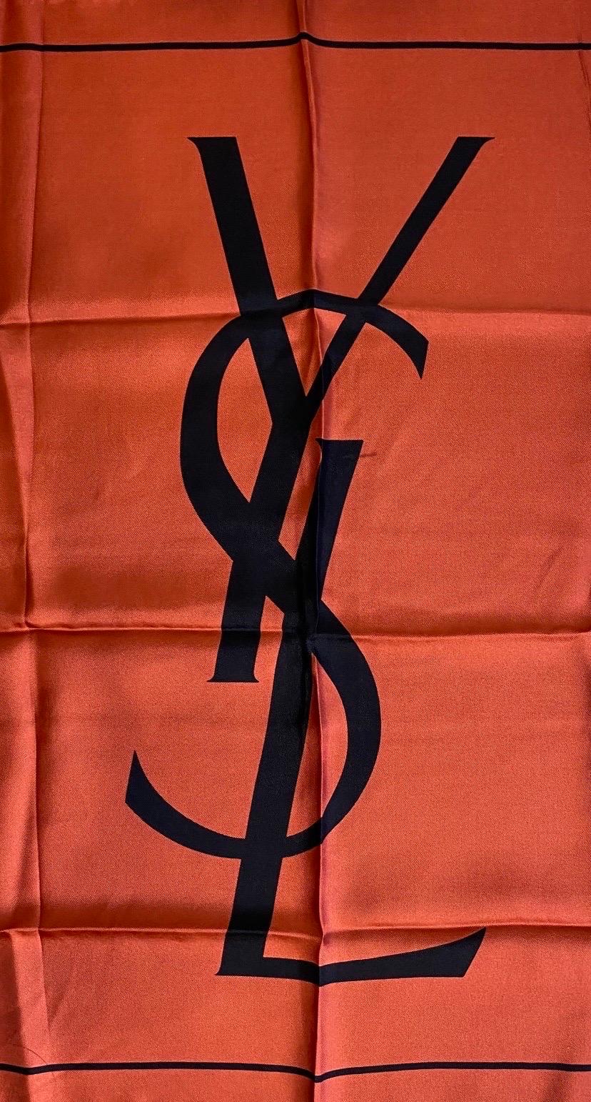 Rosso Foulard Yves Saint Laurent in vendita