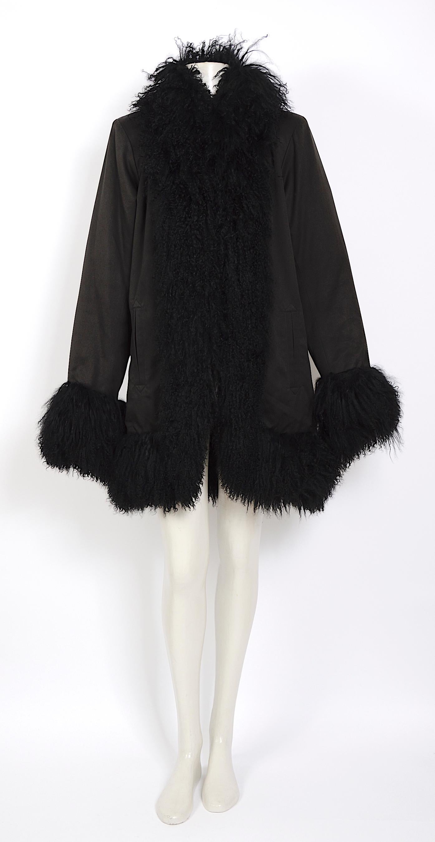 The perfect vintage coat by Yves Saint Laurent.
Anthony Vaccarello has dived into Saint Laurent's archives once more! We can find a close inspiration for this original 1970s coat in the current 2022 Fall-Winter collection (see pictures 6)
This rare