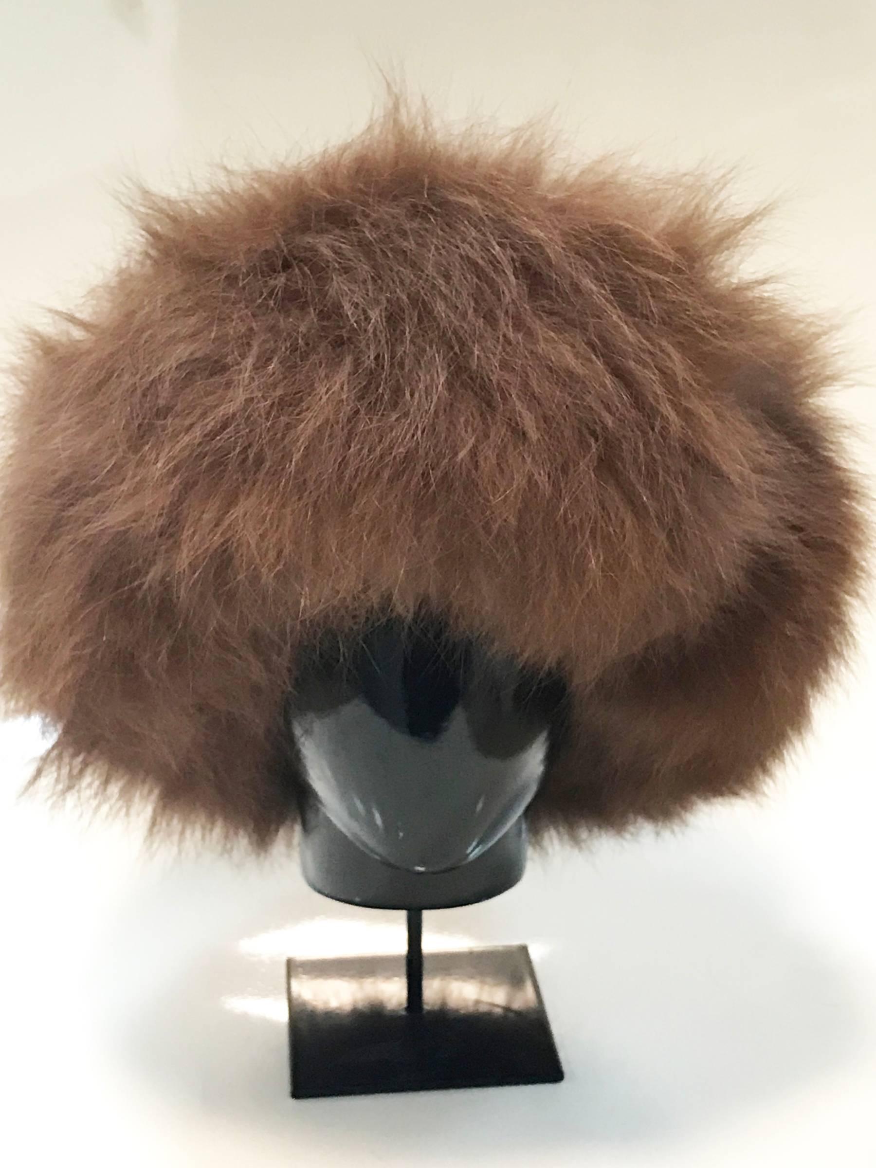 100% multicolour wool knitted hat with fox fur all around the edge of the hat.
This hat was designed in 1976 for the autumn-winter Russian Collection.
size could be 56 to 58.

Yves Saint Laurent, cited in Vogue, September 1976.

    ‘What is your