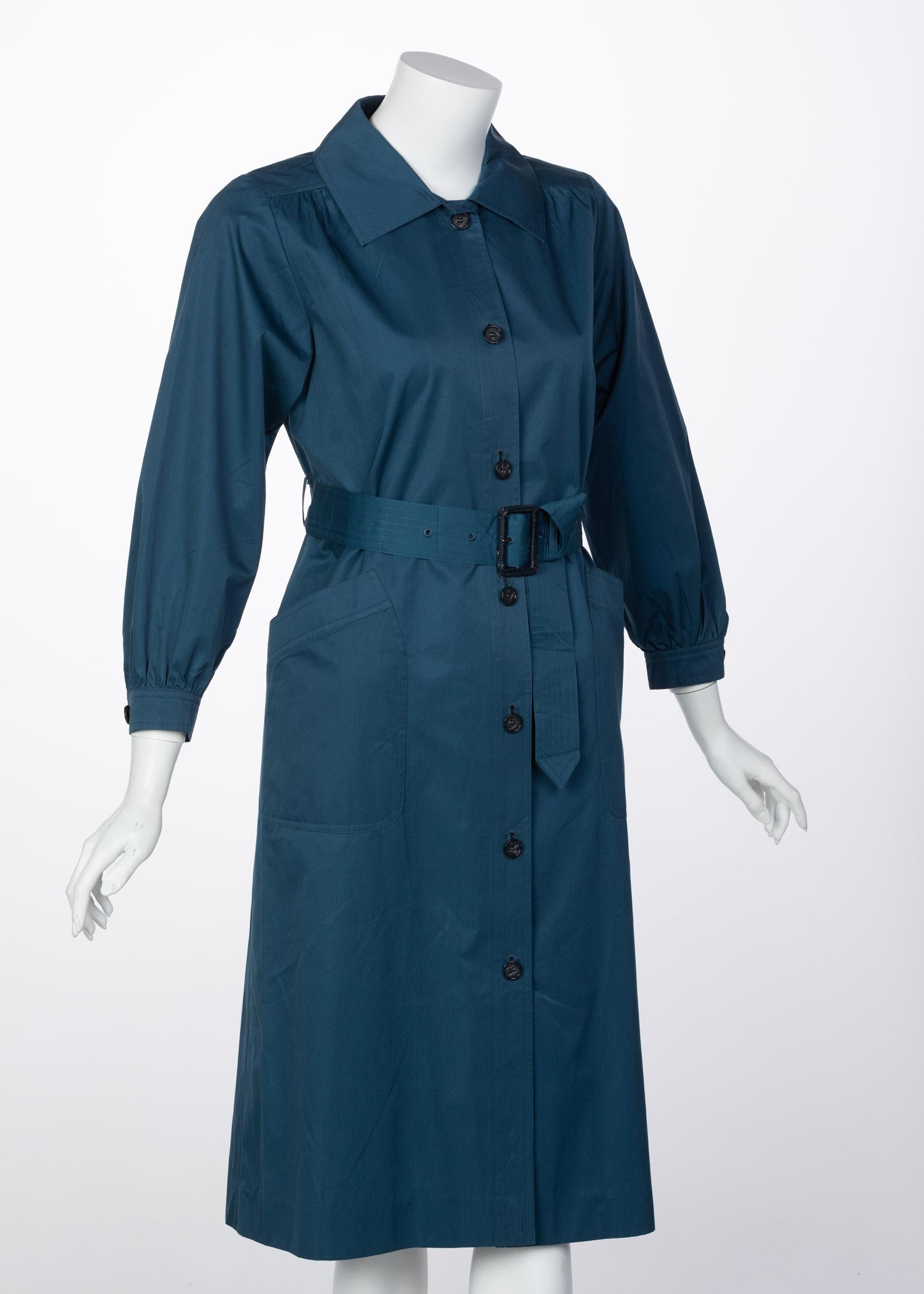 Yves Saint Laurent Französischer blauer Trenchcoat mit Gürtel aus Baumwolle YSL, 1970er Jahre (Blau) im Angebot