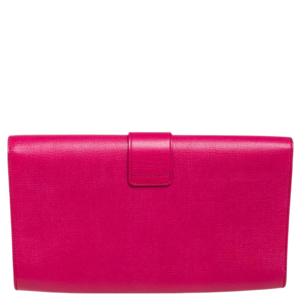 Die Clutch Y-Ligne von Saint Laurent ist eine Kreation:: die nicht nur stilvoll ist:: sondern auch außergewöhnlich gut verarbeitet. Das Design ist schlicht und raffiniert:: genau richtig für die Frau:: die Klasse auf moderne Weise verkörpert. Die