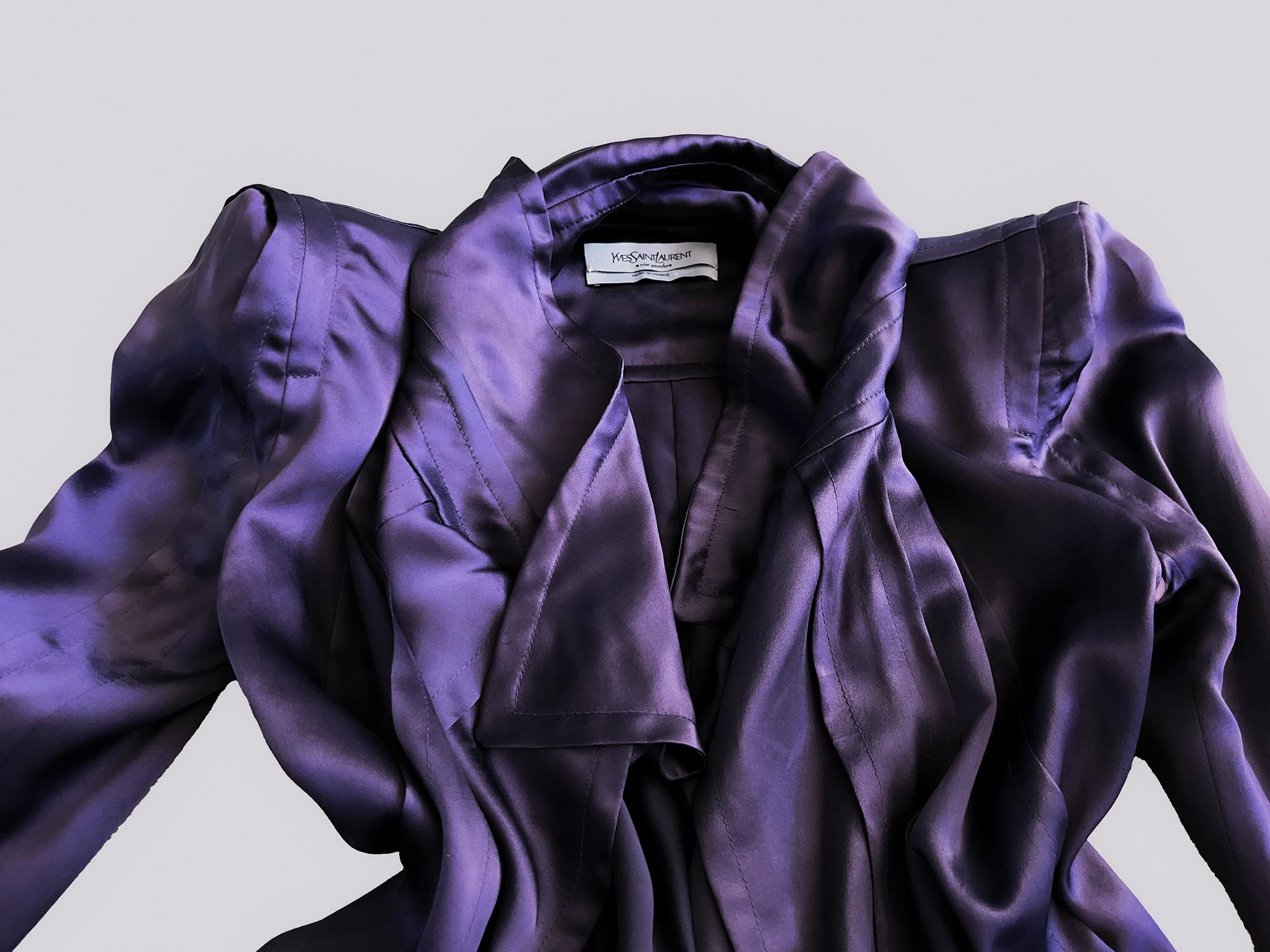 Yves Saint Laurent H/W 2003 Archivalische liquide Seidenjacke mit dramatischen Schulternbluse im Angebot 4