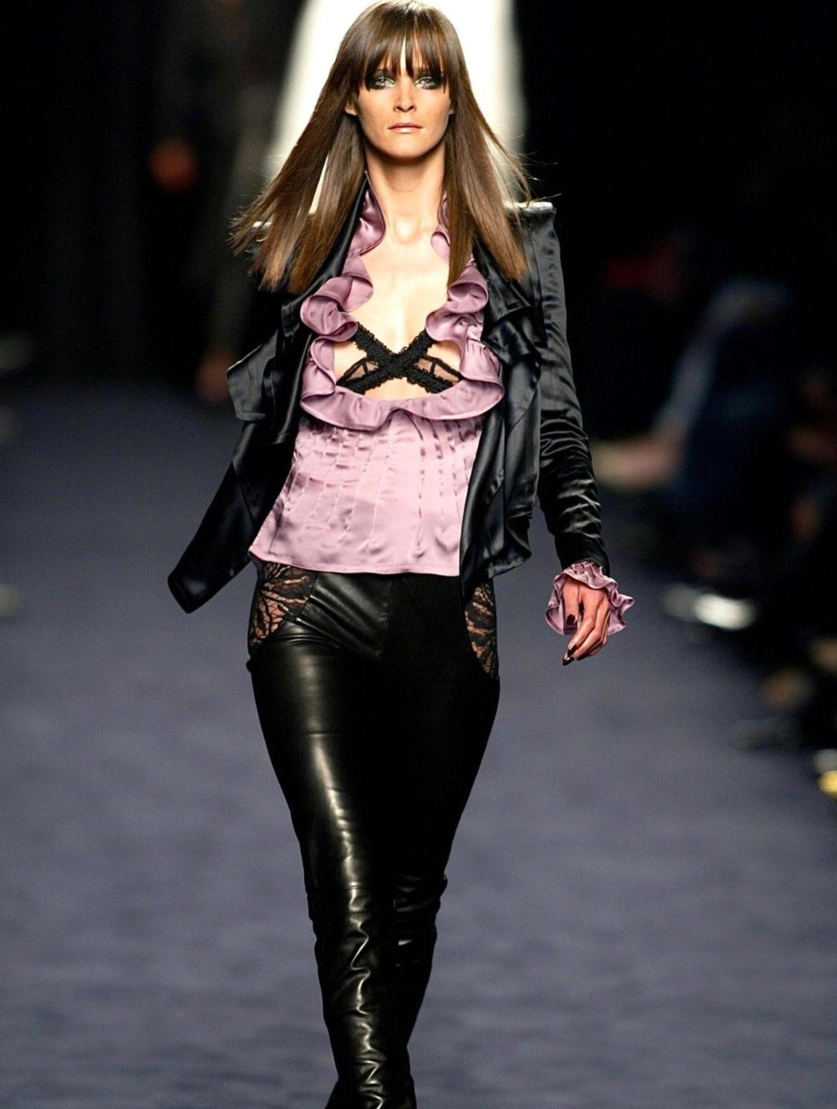 Yves Saint Laurent Rive Gauche FW 2003 Seidenjacke
Dokumentierte Laufstegarbeit

Die Seidenjacke von Yves Saint Laurent für den Herbst-Winter 2003 ist eine meisterhafte Mischung aus Eleganz und avantgardistischem Design und verkörpert das Engagement