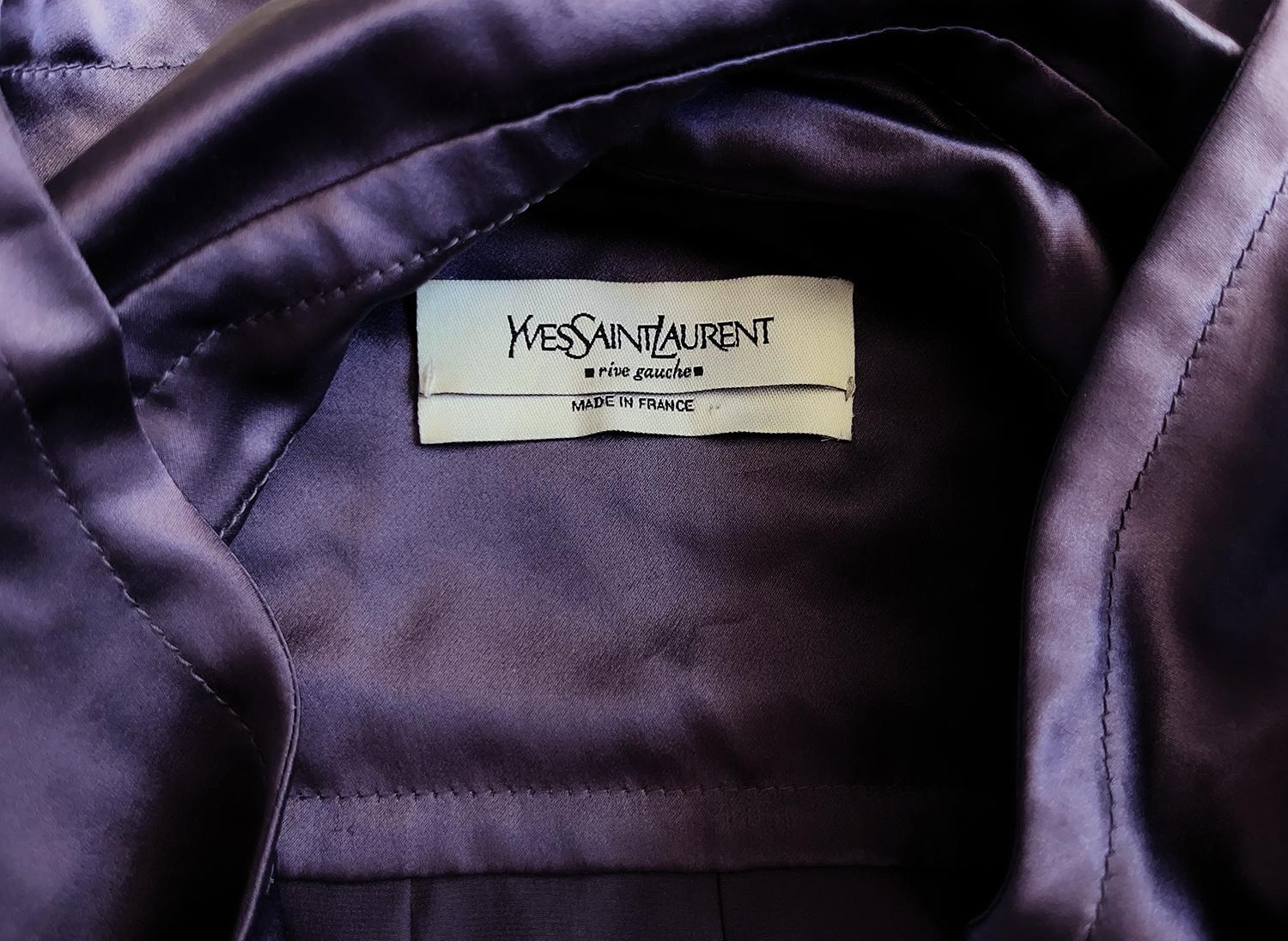 Yves Saint Laurent H/W 2003 Archivalische liquide Seidenjacke mit dramatischen Schulternbluse im Zustand „Hervorragend“ im Angebot in Berlin, BE
