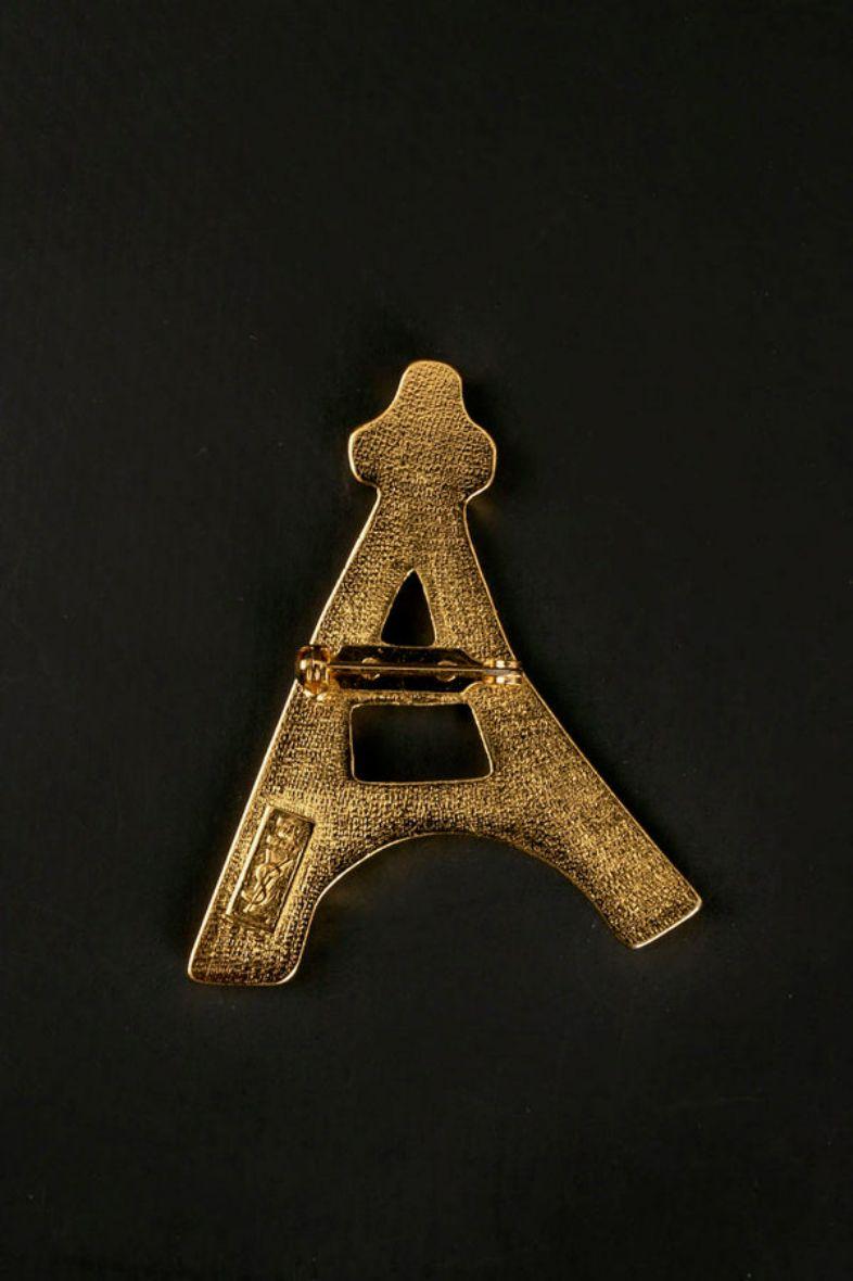 Yves Saint Laurent -(Made in France) Gilded metal brooch symbolizing the Eiffel Tower.

Additional information:

Dimensions: 
5.5 cm x 4.5 cm

Condition: Very good condition
Seller Ref number: BR52