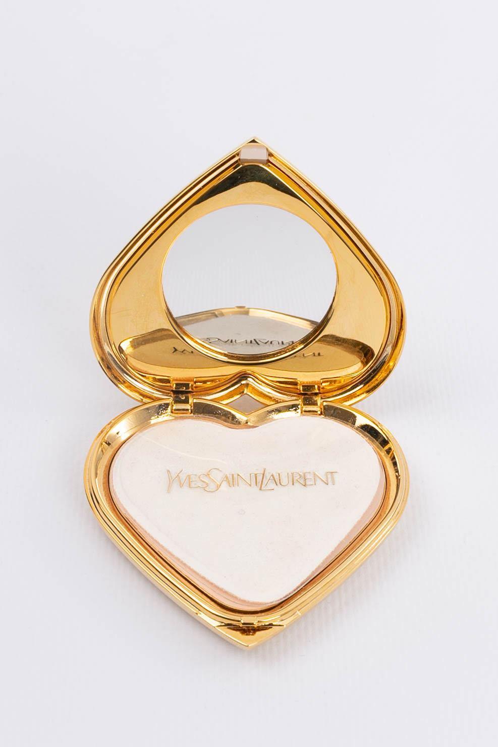 Yves Saint Laurent Gilded Metal Compact in Heart Shape In Excellent Condition For Sale In SAINT-OUEN-SUR-SEINE, FR
