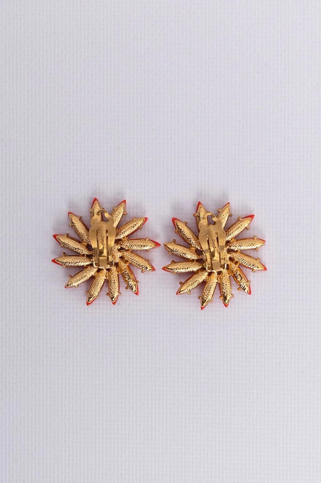 Yves Saint Laurent - (Made in France) Gilted metal clip-on earrings paved with orange cabochons and centered with a pink rhinestone.

Additional information:
Dimensions: Ø 4 cm (Ø 1.57