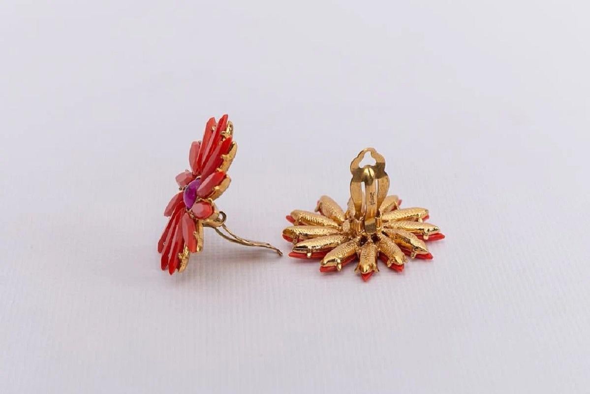 Yves Saint Laurent Gilted Metal and Orange Cabochons Clip-on Earrings In Good Condition For Sale In SAINT-OUEN-SUR-SEINE, FR