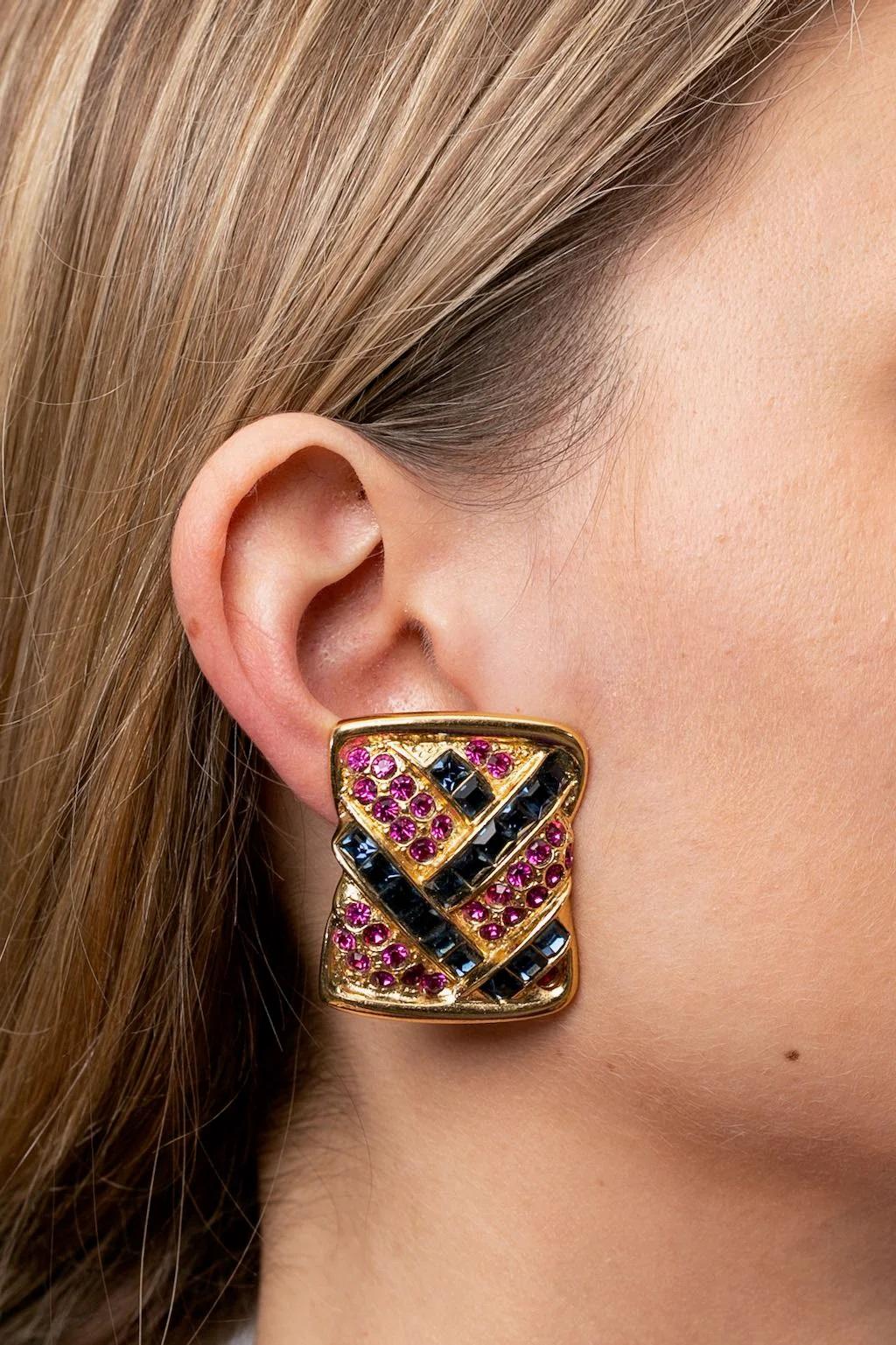 Yves Saint Laurent (Made in France) Gilted metal clip-on earrings paved with pink and blue rhinestones.

Additional information:
Dimensions: 3 W x 4 H cm (1.18