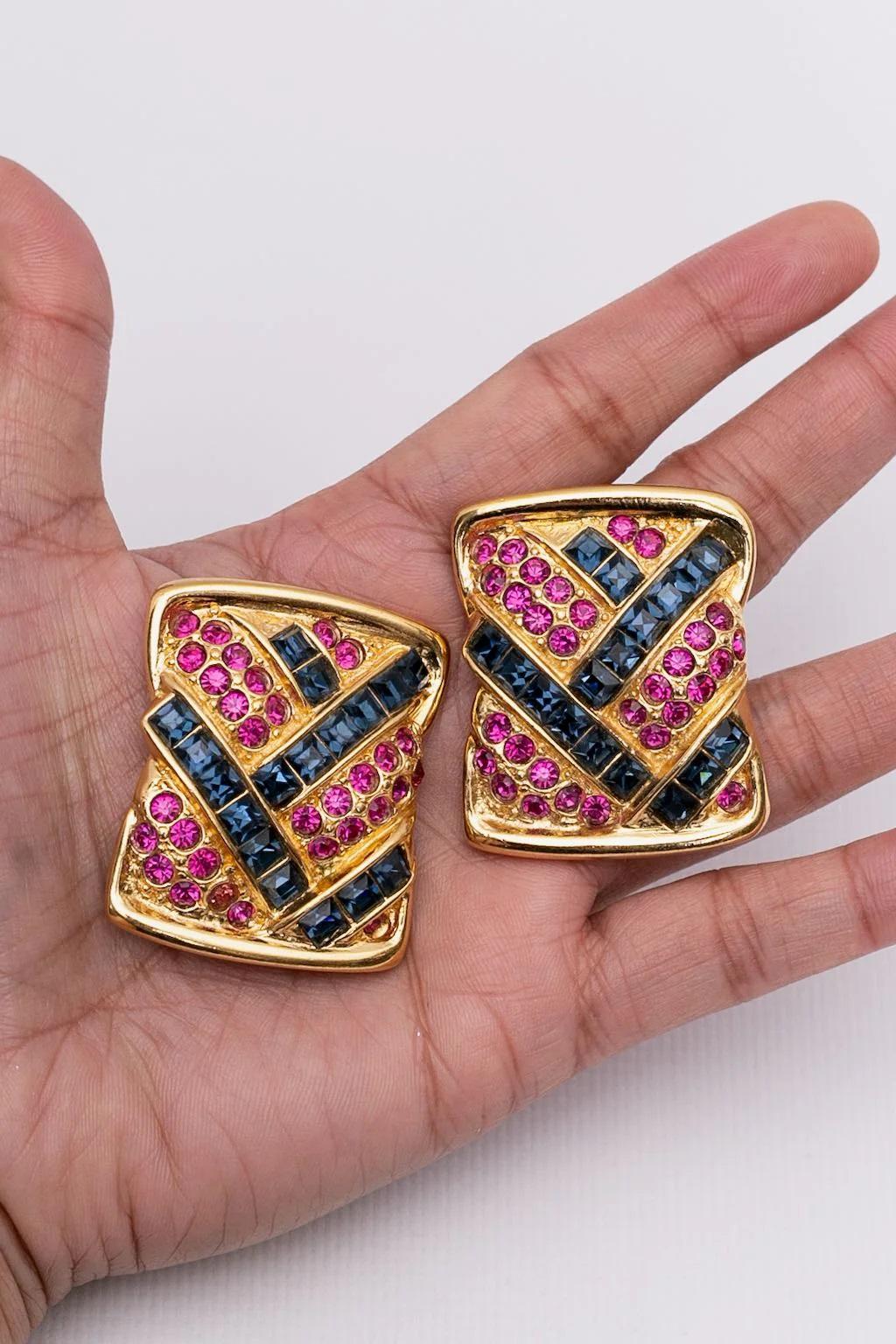 Yves Saint Laurent Gilted Metal Clip-on Earrings with Pink and Blue Rhinestones In Excellent Condition For Sale In SAINT-OUEN-SUR-SEINE, FR