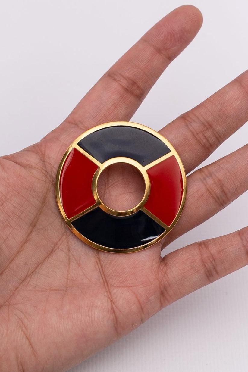 Yves Saint Laurent - (Made in France) Gilted metal enamelled brooch.

Additional information:
Condition: Very good condition
Dimensions: Diameter: 4 cm (1,57 in)

Seller Reference: BR90